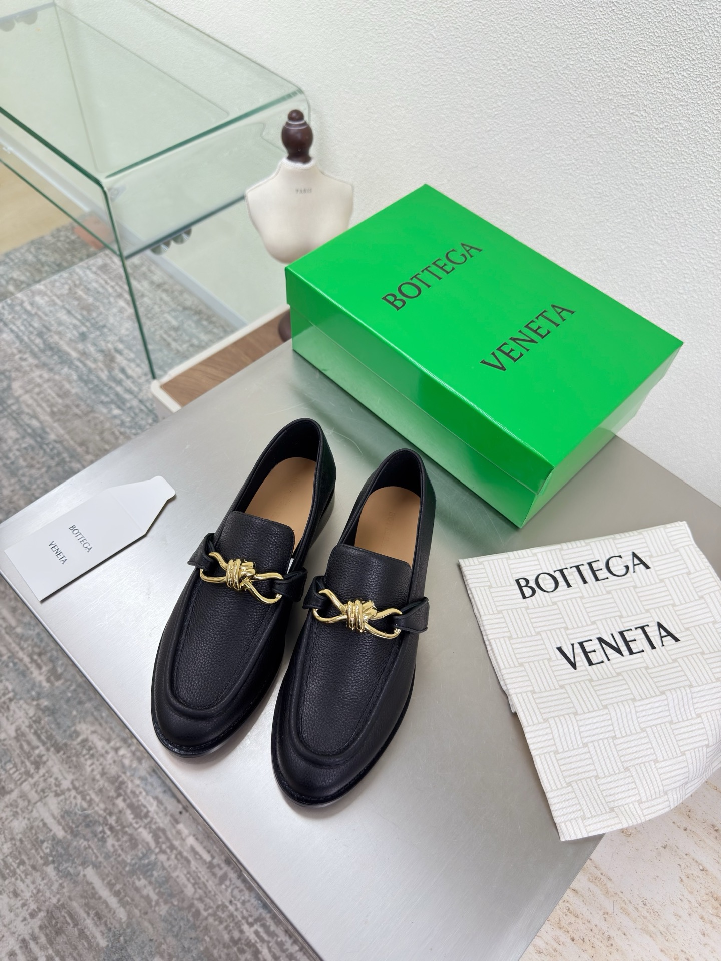 NO:648016,Pebbled first-layer cowhide Twist metal buckle shoes BOTTEGA VENET* Women's Astaire shoes Original one-to-one method Metal twist fastener accessories Black pebbled first-layer cowhide Another popular trend today Ceiling The most versatile color Exquisite flat bottom Wrapped fabric Same color heel leather Designed with care Never sloppy Durable and comfortable ————————————————  The upper material is the same as the original washed and distressed denim. The material is soft and smooth. Hand-stitched rear zipper opening and closing design. Sexy and comfortable. Hand-stitched technology. The inner lining of the foot pad is made of sheepskin, which is comfortable and high-end. The nailed outsole is made of the original mold. The same genuine leather outsole is matched to the standard. The original packaging is selected. The shoe bag is printed with glue logo technology. The most high-end in the market. Hot melt glue is used to shape the toe and heel. Easy to rebound and not deform. Flat series. Packing fabric technology  The upper stitching is made by an Italian computer sewing machine with fine workmanship and original packaging. 35 36 37 38 39 40 41 42 (40 41 42 customized), loafers, bottega veneta, loafers, cowhide, sheepskin, Leather soles19860909荔枝纹头层牛皮 麻花金属扣聊单鞋 BOTTEGA VENET* 女士Astaire乐福 单鞋 原版一比一做法 金属麻花扣件配饰 黑色荔枝纹头层牛皮 当今流行的又一趋势 天花板啦 最全色百搭 精致平底 包裹面料 同色跟皮 用心设计 绝不马虎 耐穿舒适 —————————————— 鞋面材质选用同原版洗水做旧 牛仔布  材质柔软顺滑 手工缝制后拉链开合设计 性感舒适 手工缝制工艺 垫脚内里选用羊皮内里舒适高端 打钉大底选用原版开模 一致真皮大底  对标对版 选用原版包装 鞋子布袋采用印胶logo工艺 市场最高端 采用热熔胶定型鞋头 后跟 易回弹不变形 平底 系列 包面料工艺 鞋面车线选用意大利电脑针车 做工精细 选用原版包装  35 36 37 38 39 40 41 42（40 41 42 定制）,乐福鞋,bottega veneta,loafers,cowhide,sheepskin,Leather soles,Women's Shoes