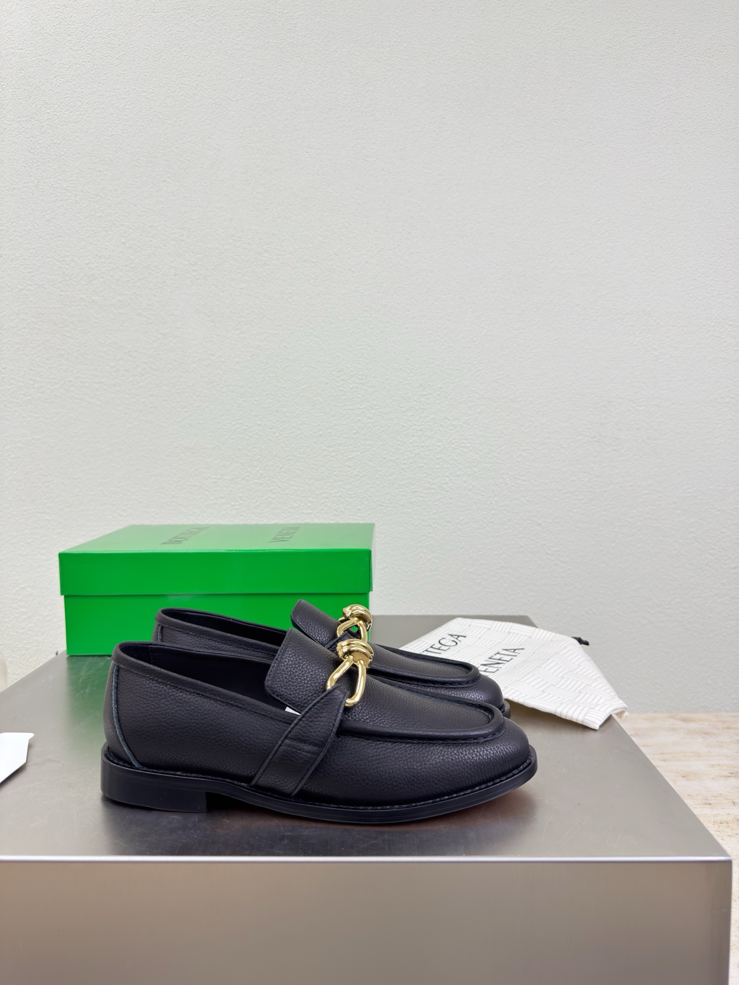 高版本出厂 Bottega Veneta/BV F065 2026ss新款老钱风荔枝纹皮鎏金扣饰平底乐福