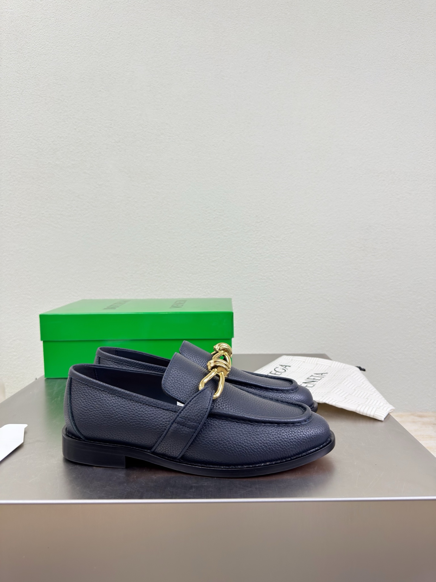 高版本出厂 Bottega Veneta/BV F065 2026ss新款老钱风荔枝纹皮鎏金扣饰平底乐福