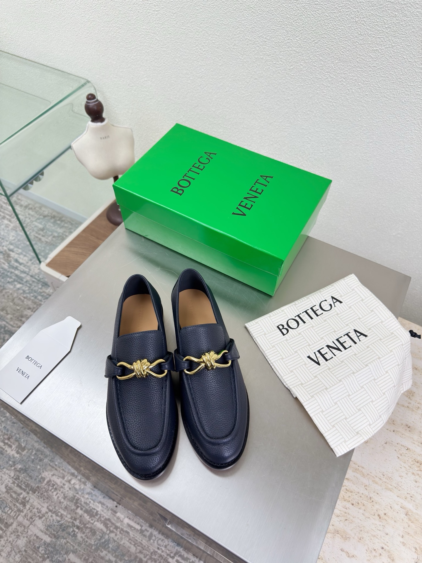 NO:648022,Pebbled first-layer cowhide, twist metal buckle shoes, BOTTEGA VENET* women's Astaire Loaf shoes, original one-to-one method, metal twist buckle accessories, dark blue, pebbled first-layer cowhide, another popular trend today, ceiling, the most versatile color, exquisite flat bottom, wrapped fabric, same color and leather, carefully designed, never sloppy, durable and comfortable ————————————————  The upper material is the same as the original washed and distressed denim. The material is soft and smooth. Hand-stitched rear zipper opening and closing design. Sexy and comfortable. Hand-stitched technology. The inner lining of the foot pad is made of sheepskin, which is comfortable and high-end. The nailed outsole is made of the original mold. The same genuine leather outsole is matched to the standard. The original packaging is selected. The shoe bag is printed with glue logo technology. The most high-end in the market. Hot melt glue is used to shape the toe and heel. Easy to rebound and not deform. Flat series. Packing fabric technology  The upper stitching is made by an Italian computer sewing machine with fine workmanship and original packaging. 35 36 37 38 39 40 41 42 (40 41 42 customized), loafers, bottega veneta, loafers, cowhide, sheepskin, Leather soles19860909荔枝纹头层牛皮 麻花金属扣聊单鞋 BOTTEGA VENET* 女士Astaire乐福 单鞋 原版一比一做法 金属麻花扣件配饰 深蓝色 荔枝纹头层牛皮 当今流行的又一趋势 天花板啦 最全色百搭 精致平底 包裹面料 同色跟皮 用心设计 绝不马虎 耐穿舒适 —————————————— 鞋面材质选用同原版洗水做旧 牛仔布  材质柔软顺滑 手工缝制后拉链开合设计 性感舒适 手工缝制工艺 垫脚内里选用羊皮内里舒适高端 打钉大底选用原版开模 一致真皮大底  对标对版 选用原版包装 鞋子布袋采用印胶logo工艺 市场最高端 采用热熔胶定型鞋头 后跟 易回弹不变形 平底 系列 包面料工艺 鞋面车线选用意大利电脑针车 做工精细 选用原版包装  35 36 37 38 39 40 41 42（40 41 42 定制）,乐福鞋,bottega veneta,loafers,cowhide,sheepskin,Leather soles,Women's Shoes