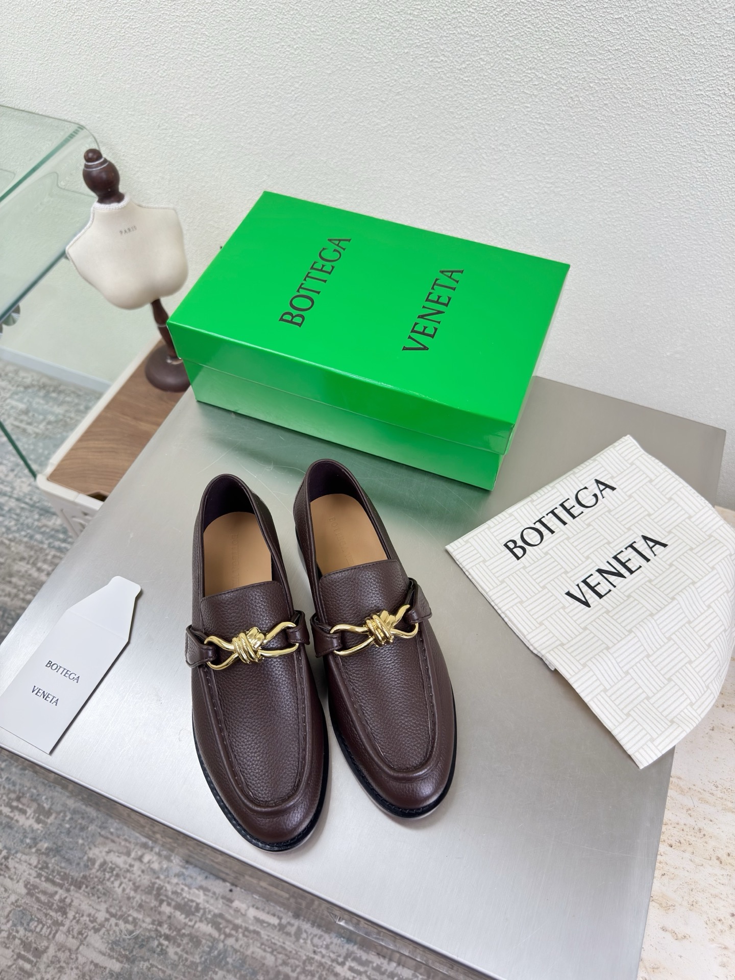 NO:648028,Pebbled first-layer cowhide, twist metal buckle shoes, BOTTEGA VENET* women's Astaire shoes, original one-to-one method, metal twist fastener accessories, brown pebbled first-layer cowhide, another popular trend today. Ceiling, the most versatile color, exquisite flat bottom, wrapped fabric, same color heel leather, carefully designed, never sloppy, durable and comfortable ————————————————  The upper material is the same as the original washed and distressed denim. The material is soft and smooth. Hand-stitched rear zipper opening and closing design. Sexy and comfortable. Hand-stitched technology. The inner lining of the foot pad is made of sheepskin, which is comfortable and high-end. The nailed outsole is made of the original mold. The same genuine leather outsole is matched to the standard. The original packaging is selected. The shoe bag is printed with glue logo technology. The most high-end in the market. Hot melt glue is used to shape the toe and heel. Easy to rebound and not deform. Flat series. Packing fabric technology  The upper stitching is made by an Italian computer sewing machine with fine workmanship and original packaging. 35 36 37 38 39 40 41 42 (40 41 42 customized), loafers, bottega veneta, loafers, cowhide, sheepskin, Leather soles19860909荔枝纹头层牛皮 麻花金属扣聊单鞋 BOTTEGA VENET* 女士Astaire乐福 单鞋 原版一比一做法 金属麻花扣件配饰 咖啡色荔枝纹头层牛皮 当今流行的又一趋势 天花板啦 最全色百搭 精致平底 包裹面料 同色跟皮 用心设计 绝不马虎 耐穿舒适 —————————————— 鞋面材质选用同原版洗水做旧 牛仔布  材质柔软顺滑 手工缝制后拉链开合设计 性感舒适 手工缝制工艺 垫脚内里选用羊皮内里舒适高端 打钉大底选用原版开模 一致真皮大底  对标对版 选用原版包装 鞋子布袋采用印胶logo工艺 市场最高端 采用热熔胶定型鞋头 后跟 易回弹不变形 平底 系列 包面料工艺 鞋面车线选用意大利电脑针车 做工精细 选用原版包装  35 36 37 38 39 40 41 42（40 41 42 定制）,乐福鞋,bottega veneta,loafers,cowhide,sheepskin,Leather soles,Women's Shoes