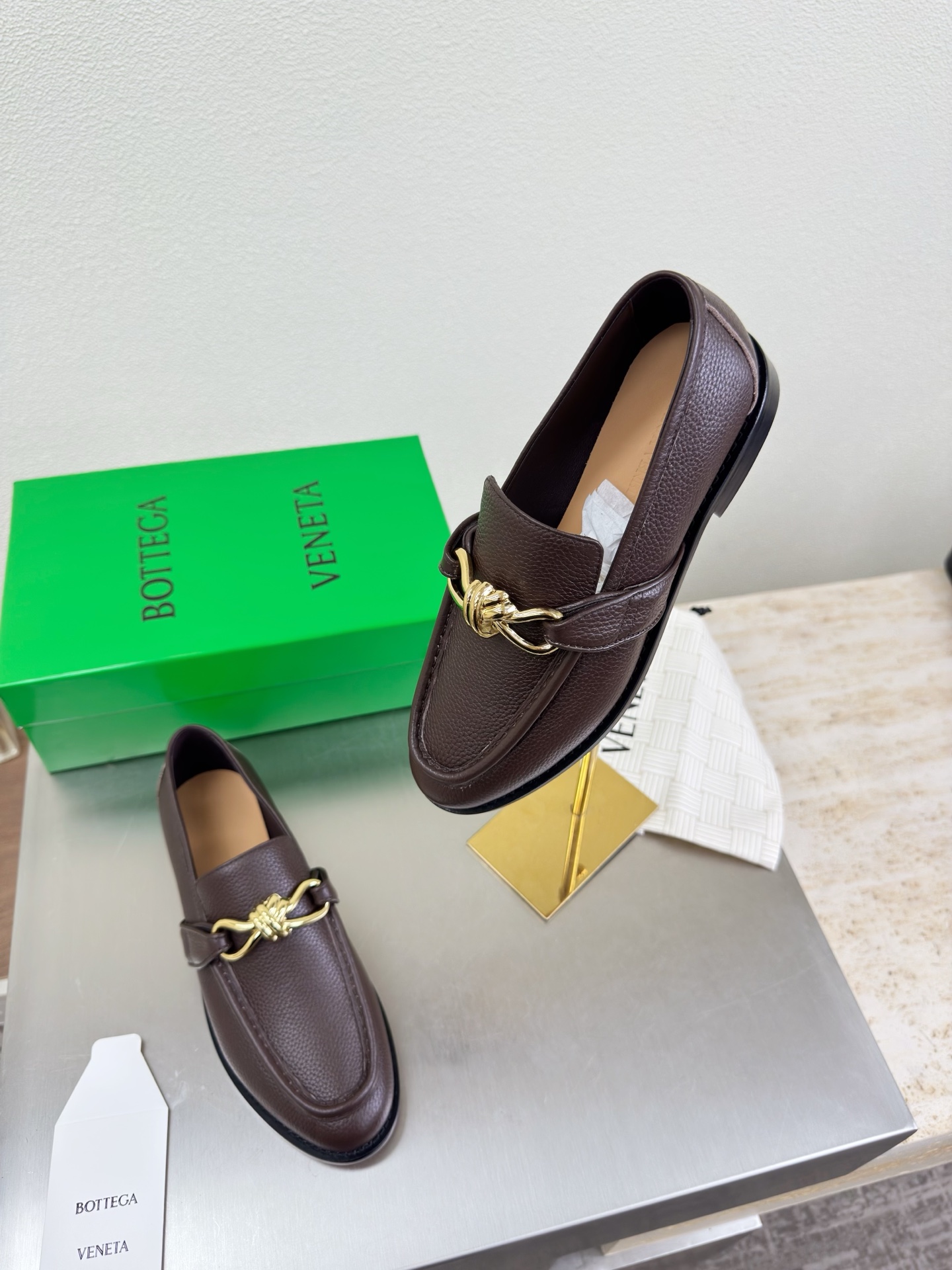 高版本出厂 Bottega Veneta/BV F065 2026ss新款老钱风荔枝纹皮鎏金扣饰平底乐福