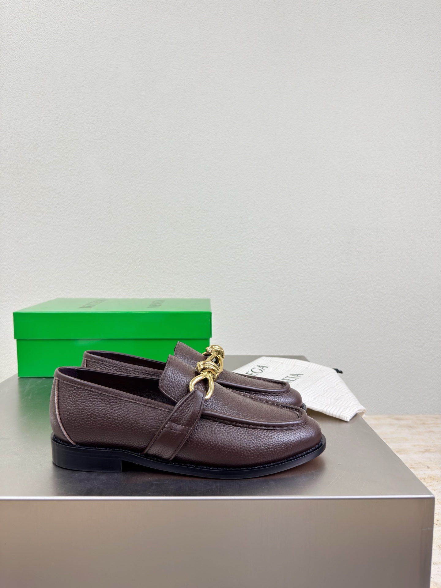 高版本出厂 Bottega Veneta/BV F065 2026ss新款老钱风荔枝纹皮鎏金扣饰平底乐福