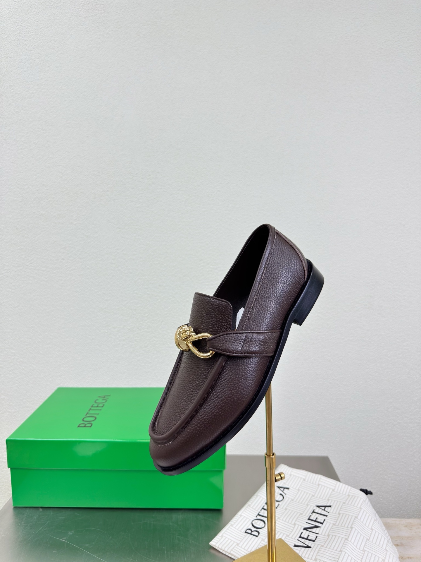 高版本出厂 Bottega Veneta/BV F065 2026ss新款老钱风荔枝纹皮鎏金扣饰平底乐福