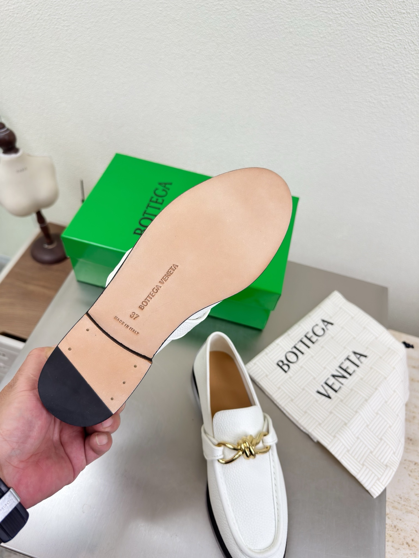 高版本出厂 Bottega Veneta/BV F065 2026ss新款老钱风荔枝纹皮鎏金扣饰平底乐福