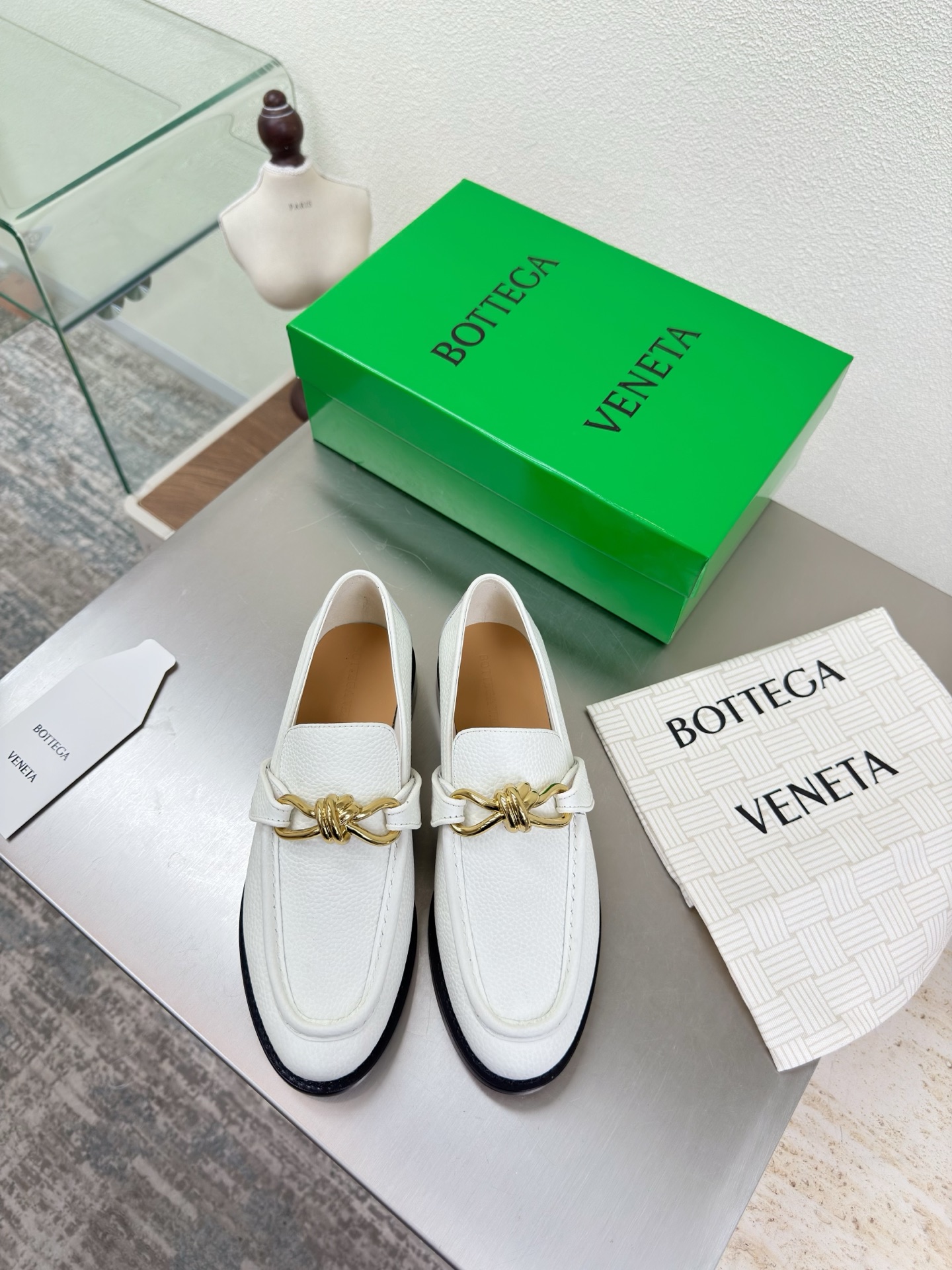 NO:648031,Pebbled first-layer cowhide, twist metal buckle shoes, BOTTEGA VENET* women's Astaire shoes, original one-to-one method, metal twist buckle accessories, white, pebbled first-layer cowhide, another popular trend today, ceiling, the most versatile color, exquisite flat bottom, wrapped fabric, same color heel leather, carefully designed, never careless, durable and comfortable ————————————————  The upper material is the same as the original washed and distressed denim. The material is soft and smooth. Hand-stitched rear zipper opening and closing design. Sexy and comfortable. Hand-stitched technology. The inner lining of the foot pad is made of sheepskin, which is comfortable and high-end. The nailed outsole is made of the original mold. The same genuine leather outsole is matched to the standard. The original packaging is selected. The shoe bag is printed with glue logo technology. The most high-end in the market. Hot melt glue is used to shape the toe and heel. Easy to rebound and not deform. Flat series. Packing fabric technology  The upper stitching is made by an Italian computer sewing machine with fine workmanship and original packaging. 35 36 37 38 39 40 41 42 (40 41 42 customized), loafers, bottega veneta, loafers, cowhide, sheepskin, Leather soles19860909荔枝纹头层牛皮 麻花金属扣聊单鞋 BOTTEGA VENET* 女士Astaire乐福 单鞋 原版一比一做法 金属麻花扣件配饰 白色 荔枝纹头层牛皮 当今流行的又一趋势 天花板啦 最全色百搭 精致平底 包裹面料 同色跟皮 用心设计 绝不马虎 耐穿舒适 —————————————— 鞋面材质选用同原版洗水做旧 牛仔布  材质柔软顺滑 手工缝制后拉链开合设计 性感舒适 手工缝制工艺 垫脚内里选用羊皮内里舒适高端 打钉大底选用原版开模 一致真皮大底  对标对版 选用原版包装 鞋子布袋采用印胶logo工艺 市场最高端 采用热熔胶定型鞋头 后跟 易回弹不变形 平底 系列 包面料工艺 鞋面车线选用意大利电脑针车 做工精细 选用原版包装  35 36 37 38 39 40 41 42（40 41 42 定制）,乐福鞋,bottega veneta,loafers,cowhide,sheepskin,Leather soles,Women's Shoes