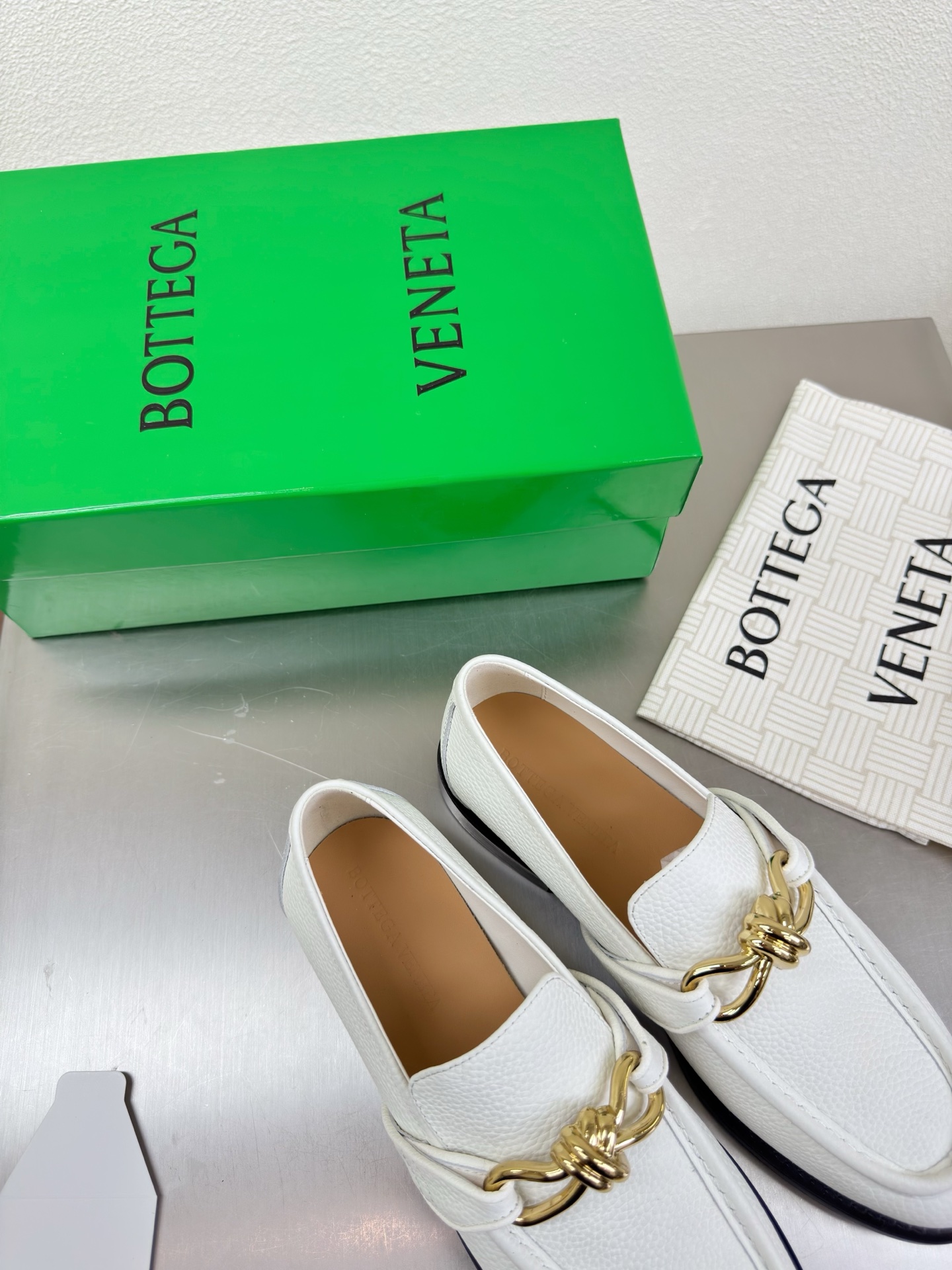 高版本出厂 Bottega Veneta/BV F065 2026ss新款老钱风荔枝纹皮鎏金扣饰平底乐福