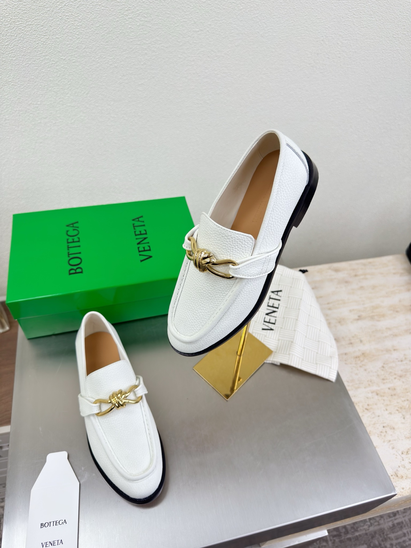 高版本出厂 Bottega Veneta/BV F065 2026ss新款老钱风荔枝纹皮鎏金扣饰平底乐福