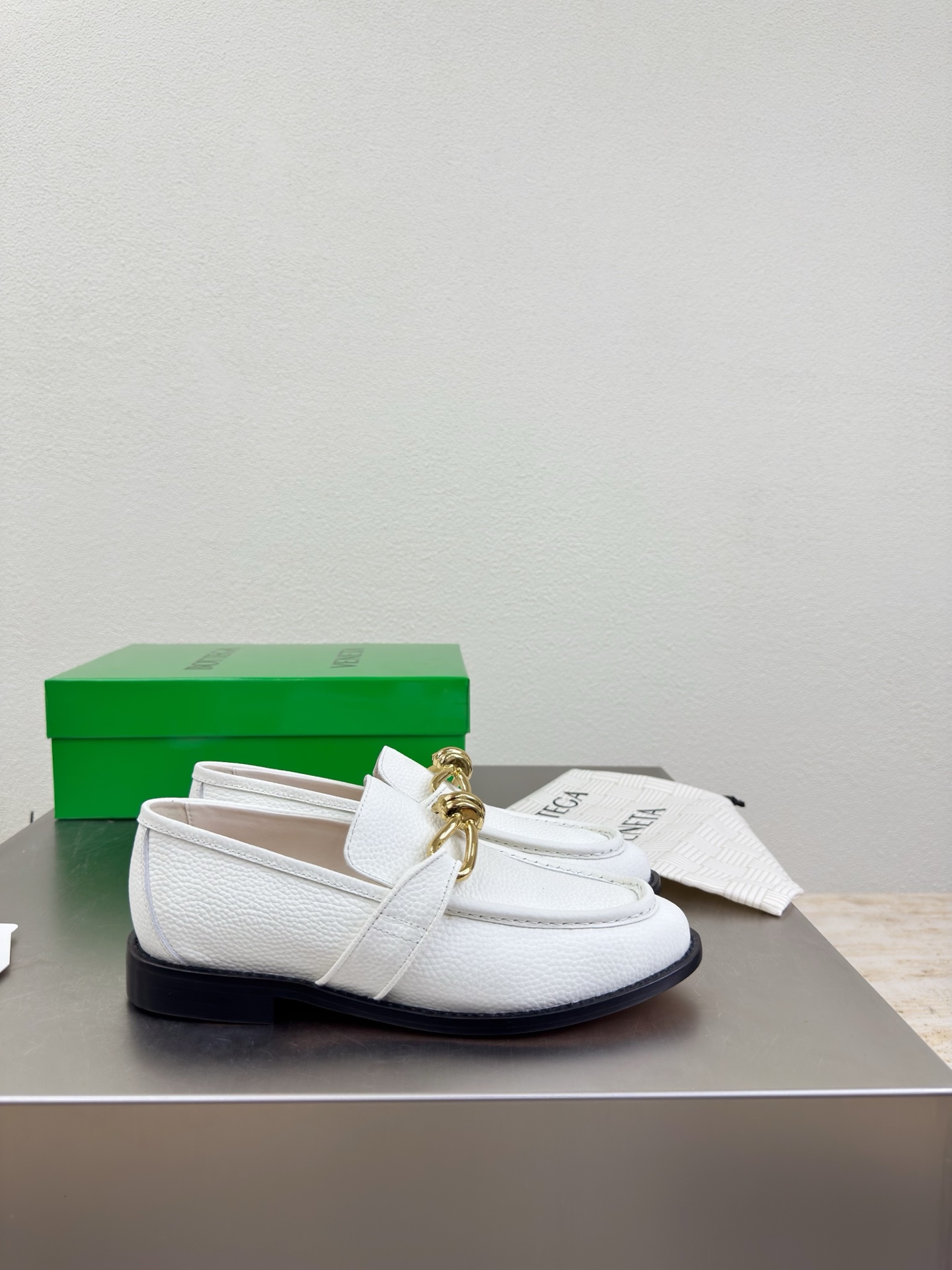 高版本出厂 Bottega Veneta/BV F065 2026ss新款老钱风荔枝纹皮鎏金扣饰平底乐福