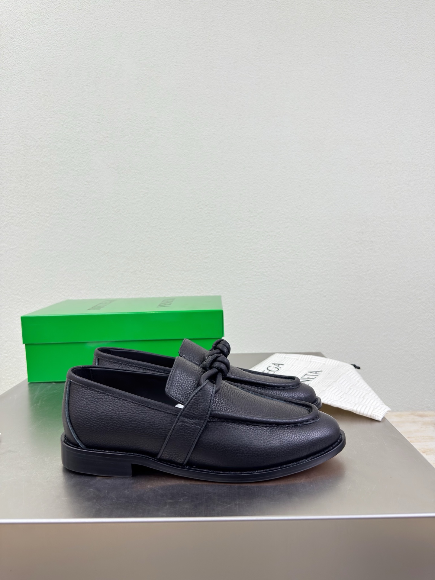 高版本出厂 Bottega Veneta/BV F065 2026ss新款老钱风荔枝纹皮绳结扣饰平底乐福