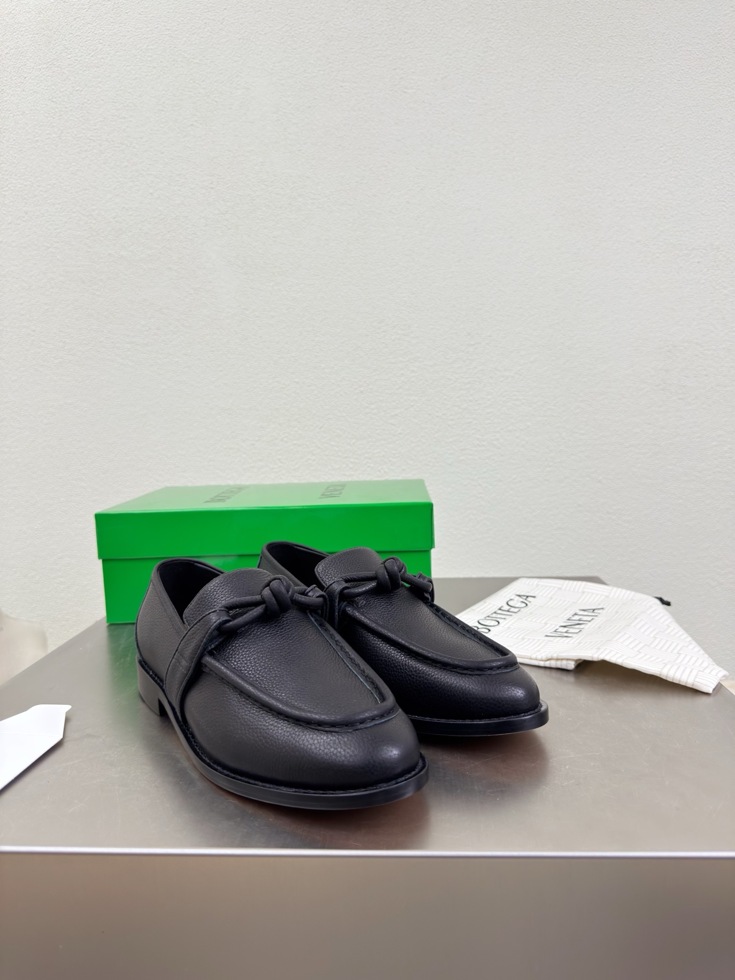 高版本出厂 Bottega Veneta/BV F065 2026ss新款老钱风荔枝纹皮绳结扣饰平底乐福