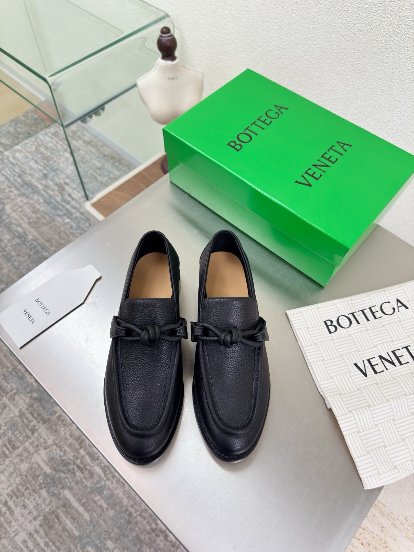 NO:648036,Pebbled first-layer cowhide Leather fastener decoration BOTTEGA VENET* Women's Astaire Loaf shoes Original one-to-one method Leather buckle Black pebbled first-layer cowhide Another popular trend today Ceiling The most versatile and versatile Exquisite flat sole Wrapped fabric Same color and leather Designed with care Never sloppy Durable and comfortable —————————————— The upper material is the same as the original washed and distressed denim  The material is soft and smooth. Hand-sewn rear zipper opening and closing design. Sexy and comfortable. Hand-stitched technology. The inner lining of the foot pads is made of sheepskin, which is comfortable and high-end. The nailed outsole is made of the original mold. The same genuine leather outsole is matched to the standard. The original packaging is used. The shoe bag is printed with glue logo technology. The most high-end in the market. Hot melt glue is used to shape the toe and heel. Easy to rebound and not deformed. Flat series. Fabric wrapping technology. Italian computer sewing machine is used for upper stitching. Fine workmanship.  Choose original packaging 35 36 37 38 39 40 41 42 (40 41 42 customized), loafers, bottega veneta, loafers, cowhide, sheepskin, Leather soles19860909荔枝纹头层牛皮 真皮扣件装饰 BOTTEGA VENET* 女士Astaire乐福 单鞋 原版一比一做法 皮扣 黑色荔枝纹头层牛皮 当今流行的又一趋势 天花板啦 最全色百搭 精致平底 包裹面料 同色跟皮 用心设计 绝不马虎 耐穿舒适 —————————————— 鞋面材质选用同原版洗水做旧 牛仔布  材质柔软顺滑 手工缝制后拉链开合设计 性感舒适 手工缝制工艺 垫脚内里选用羊皮内里舒适高端 打钉大底选用原版开模 一致真皮大底  对标对版 选用原版包装 鞋子布袋采用印胶logo工艺 市场最高端 采用热熔胶定型鞋头 后跟 易回弹不变形 平底 系列 包面料工艺 鞋面车线选用意大利电脑针车 做工精细 选用原版包装  35 36 37 38 39 40 41 42（40 41 42 定制）,乐福鞋,bottega veneta,loafers,cowhide,sheepskin,Leather soles,Women's Shoes