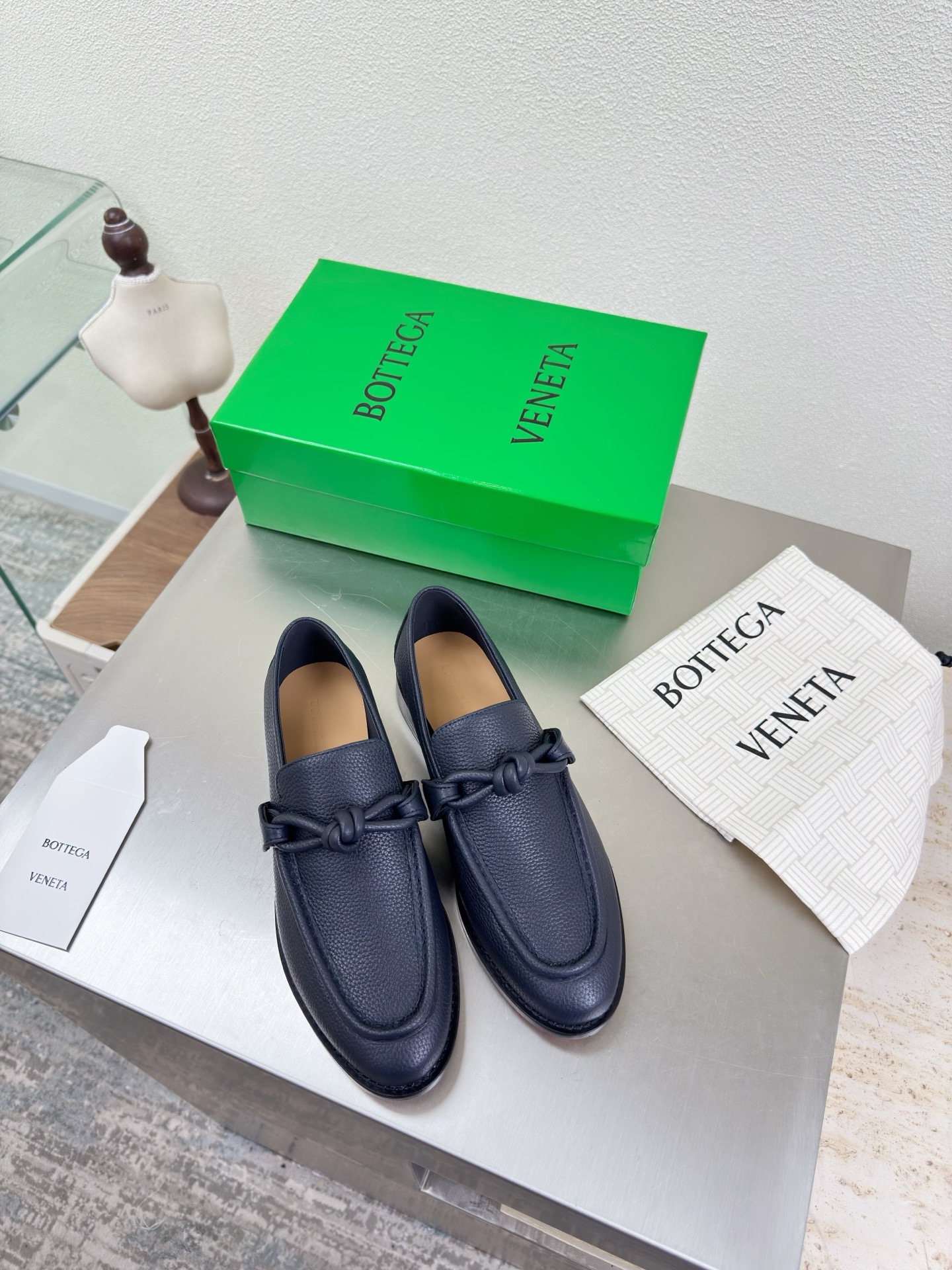 NO:648041,Pebbled first-layer cowhide Leather fastener decoration BOTTEGA VENET* Women's Astaire Loaf shoes Original one-to-one method Leather buckle Blue pebbled first-layer cowhide Another popular trend today Ceiling The most complete color and versatile Exquisite flat bottom Wrapping fabric Same color and leather Designed with care Never sloppy Durable and comfortable —————————————— The upper material is the same as the original washed and distressed denim  The material is soft and smooth. Hand-sewn rear zipper opening and closing design. Sexy and comfortable. Hand-stitched technology. The inner lining of the foot pads is made of sheepskin, which is comfortable and high-end. The nailed outsole is made of the original mold. The same genuine leather outsole is matched to the standard. The original packaging is used. The shoe bag is printed with glue logo technology. The most high-end in the market. Hot melt glue is used to shape the toe and heel. Easy to rebound and not deformed. Flat series. Fabric wrapping technology. Italian computer sewing machine is used for upper stitching. Fine workmanship.  Choose original packaging 35 36 37 38 39 40 41 42 (40 41 42 customized), loafers, bottega veneta, loafers, cowhide, sheepskin, Leather soles19860909荔枝纹头层牛皮 真皮扣件装饰 BOTTEGA VENET* 女士Astaire乐福 单鞋 原版一比一做法 皮扣 蓝色荔枝纹头层牛皮 当今流行的又一趋势 天花板啦 最全色百搭 精致平底 包裹面料 同色跟皮 用心设计 绝不马虎 耐穿舒适 —————————————— 鞋面材质选用同原版洗水做旧 牛仔布  材质柔软顺滑 手工缝制后拉链开合设计 性感舒适 手工缝制工艺 垫脚内里选用羊皮内里舒适高端 打钉大底选用原版开模 一致真皮大底  对标对版 选用原版包装 鞋子布袋采用印胶logo工艺 市场最高端 采用热熔胶定型鞋头 后跟 易回弹不变形 平底 系列 包面料工艺 鞋面车线选用意大利电脑针车 做工精细 选用原版包装  35 36 37 38 39 40 41 42（40 41 42 定制）,乐福鞋,bottega veneta,loafers,cowhide,sheepskin,Leather soles,Women's Shoes