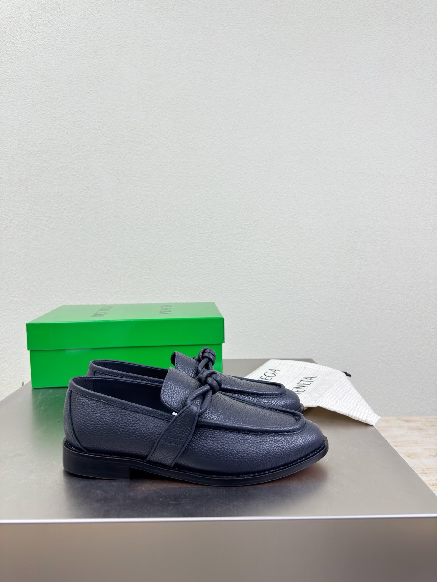 高版本出厂 Bottega Veneta/BV F065 2026ss新款老钱风荔枝纹皮绳结扣饰平底乐福