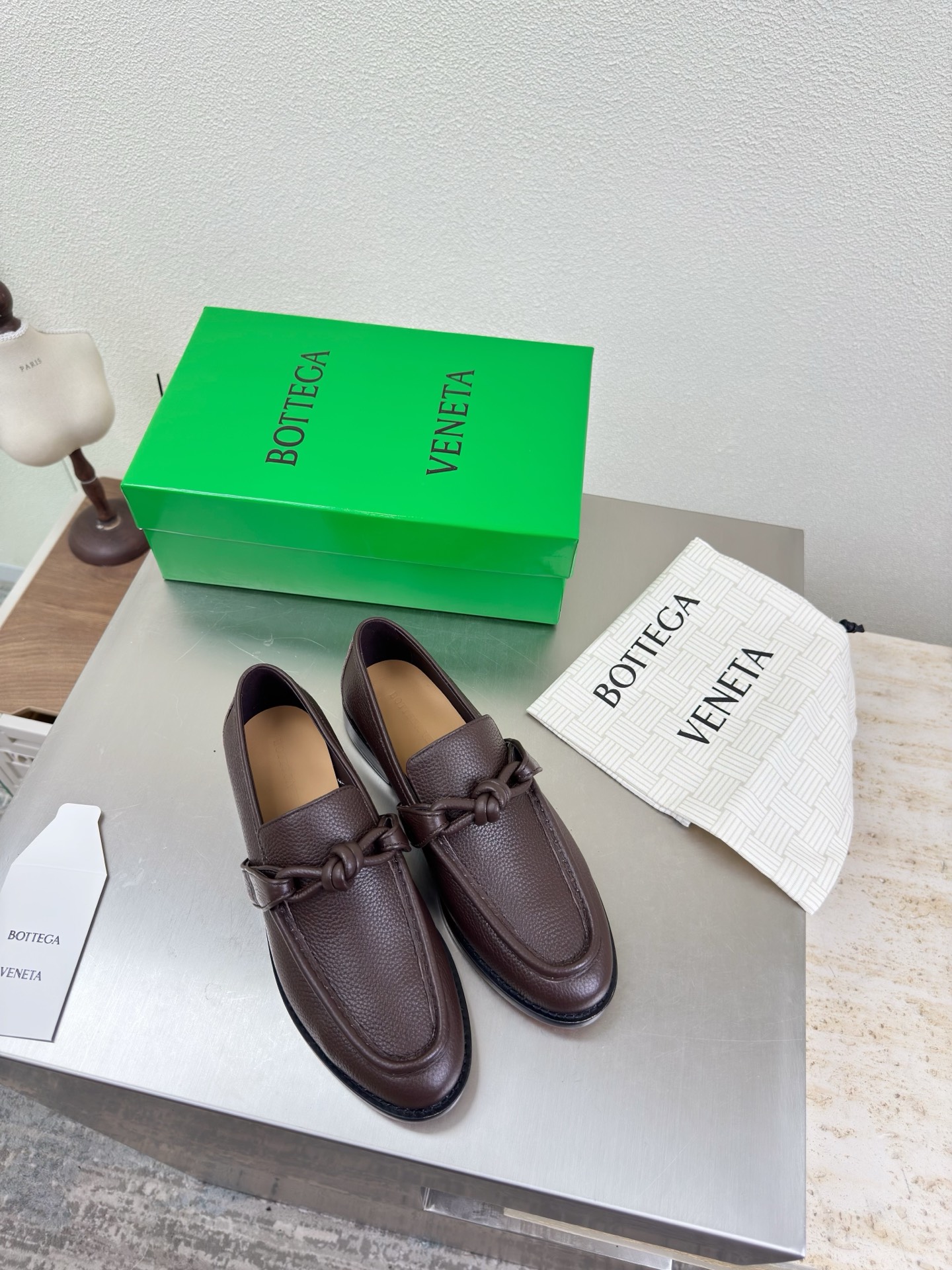 NO:648046,Pebbled first-layer cowhide Leather fastener decoration BOTTEGA VENET* Women's Astaire Loaf Shoes Original one-to-one method Leather buckle Brown Pebbled first-layer cowhide Another popular trend today Ceiling The most complete color and versatile Exquisite flat bottom Wrapped fabric Same color and leather Carefully designed Never sloppy Durable and comfortable —————————————— The upper material is the same as the original wash and distress  Denim material is soft and smooth. Hand-stitched rear zipper closure design. Sexy and comfortable. Hand-stitched technology. The inner lining of the foot pads is made of sheepskin, which is comfortable and high-end. The nailed outsole is made of the original mold. The same genuine leather outsole is matched to the standard. The original packaging is selected. The shoe bag is printed with glue logo technology. The most high-end in the market. Hot melt glue is used to shape the toe.  Fine workmanship, original packaging 35 36 37 38 39 40 41 42 (40 41 42 customized), loafers, bottega veneta, loafers, cowhide, sheepskin, Leather soles19860909荔枝纹头层牛皮 真皮扣件装饰 BOTTEGA VENET* 女士Astaire乐福 单鞋 原版一比一做法 皮扣 咖啡色 荔枝纹头层牛皮 当今流行的又一趋势 天花板啦 最全色百搭 精致平底 包裹面料 同色跟皮 用心设计 绝不马虎 耐穿舒适 —————————————— 鞋面材质选用同原版洗水做旧 牛仔布  材质柔软顺滑 手工缝制后拉链开合设计 性感舒适 手工缝制工艺 垫脚内里选用羊皮内里舒适高端 打钉大底选用原版开模 一致真皮大底  对标对版 选用原版包装 鞋子布袋采用印胶logo工艺 市场最高端 采用热熔胶定型鞋头 后跟 易回弹不变形 平底 系列 包面料工艺 鞋面车线选用意大利电脑针车 做工精细 选用原版包装  35 36 37 38 39 40 41 42（40 41 42 定制）,乐福鞋,bottega veneta,loafers,cowhide,sheepskin,Leather soles,Women's Shoes