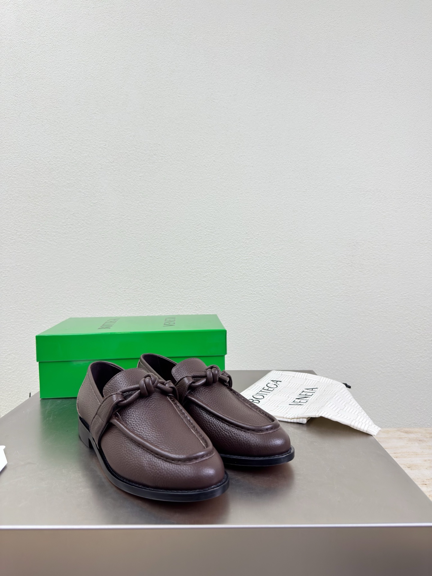 高版本出厂 Bottega Veneta/BV F065 2026ss新款老钱风荔枝纹皮绳结扣饰平底乐福