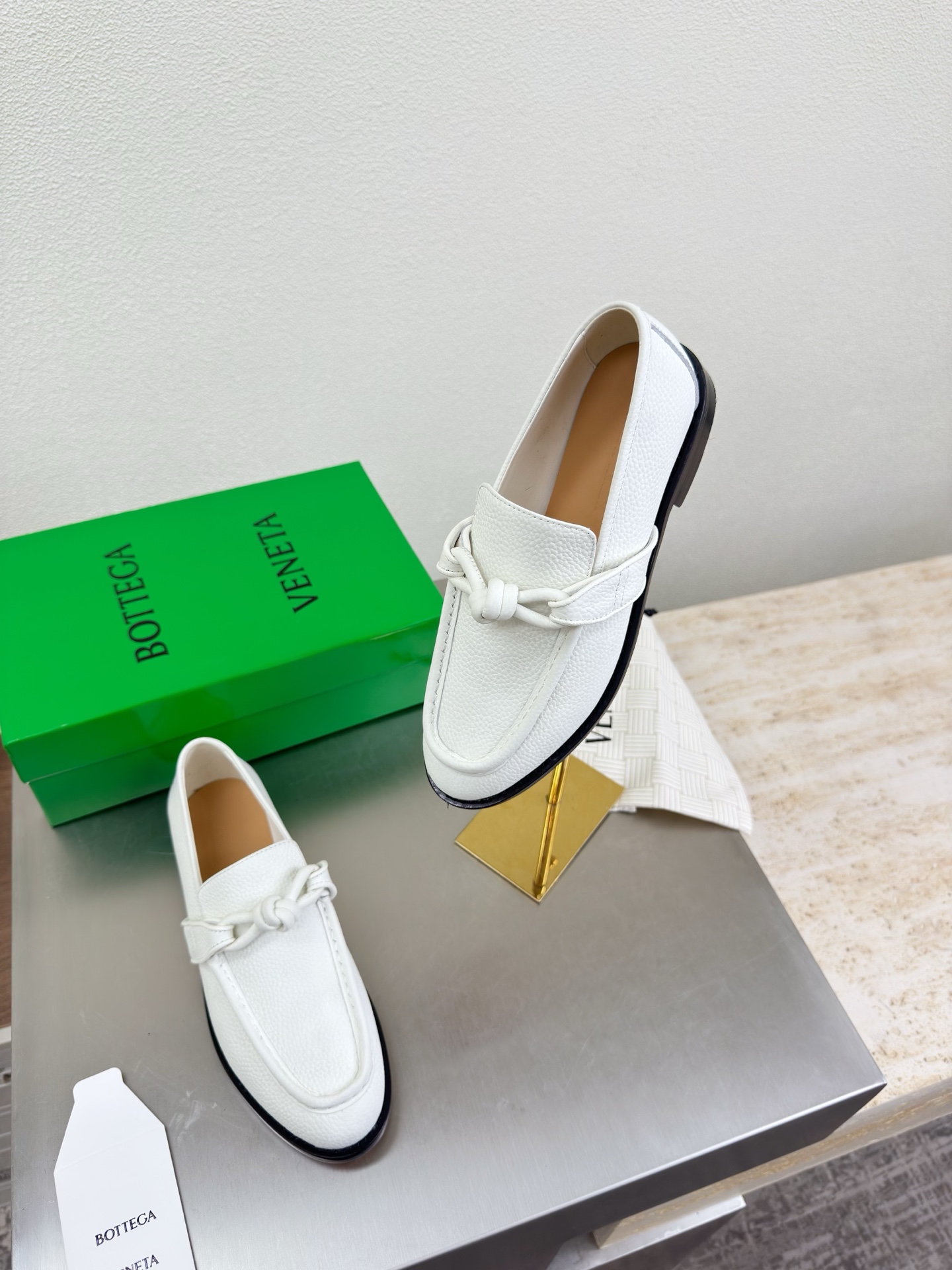 高版本出厂 Bottega Veneta/BV F065 2026ss新款老钱风荔枝纹皮绳结扣饰平底乐福