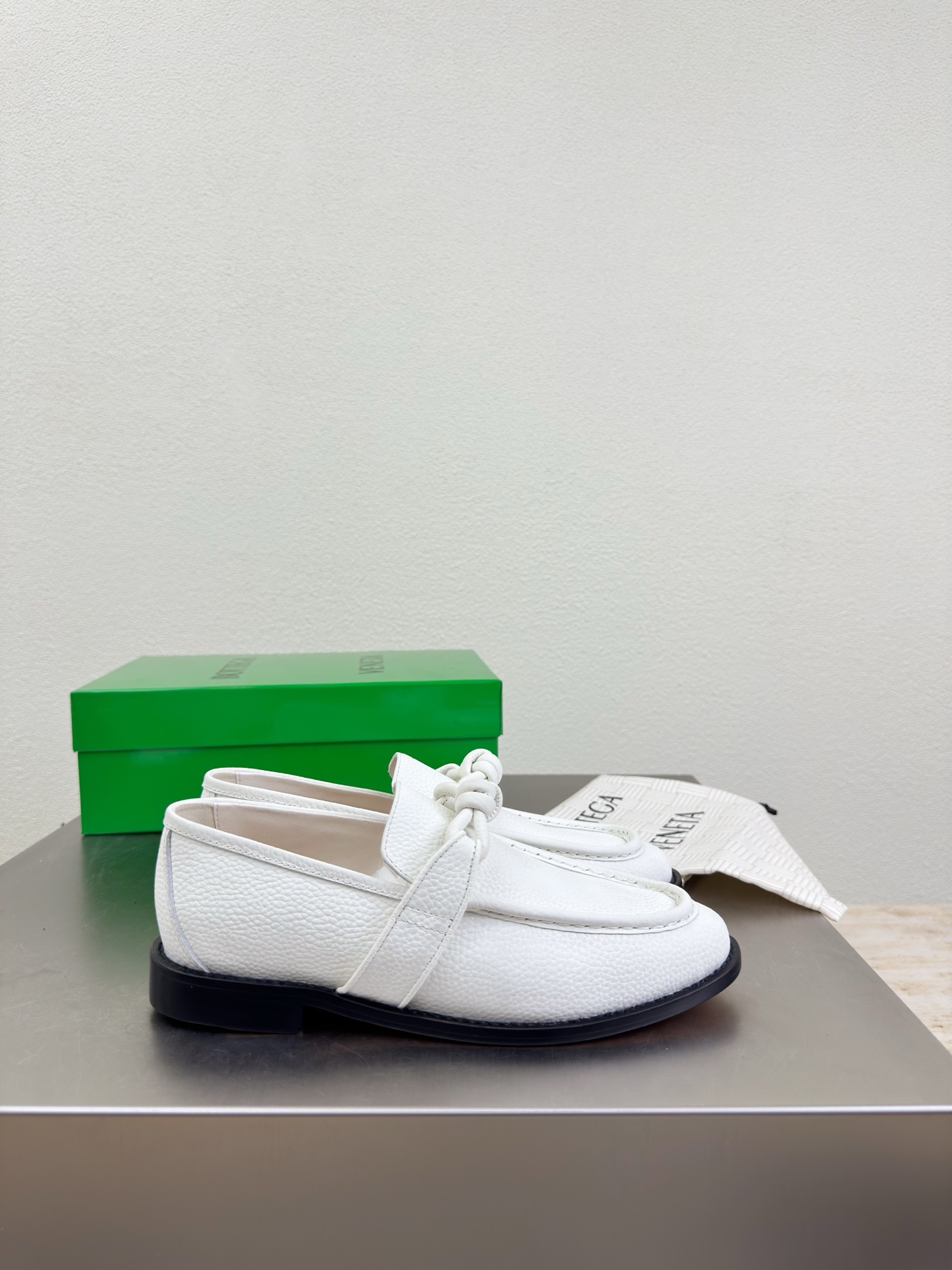 高版本出厂 Bottega Veneta/BV F065 2026ss新款老钱风荔枝纹皮绳结扣饰平底乐福