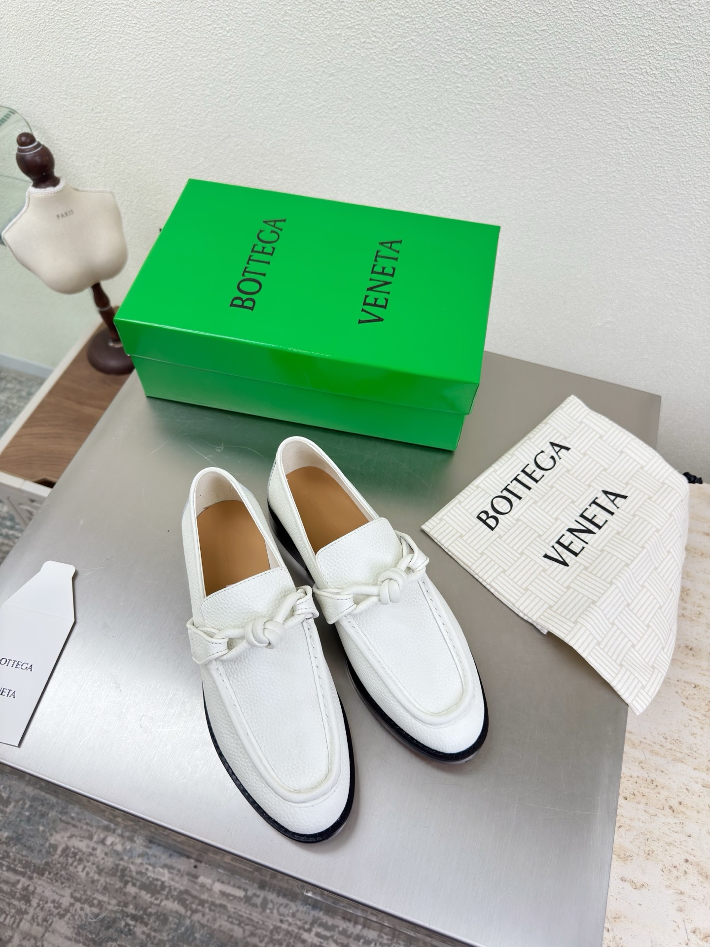 NO:648051,Pebbled first-layer cowhide Leather fastener decoration BOTTEGA VENET* Women's Astaire Loaf shoes Original one-to-one method Leather buckle White pebbled first-layer cowhide Another popular trend today Ceiling The most versatile and versatile Exquisite flat sole Wrapped fabric Same color and leather Designed with care Never sloppy Durable and comfortable —————————————— The upper material is the same as the original washed and distressed denim  The material is soft and smooth. Hand-sewn rear zipper opening and closing design. Sexy and comfortable. Hand-stitched technology. The inner lining of the foot pads is made of sheepskin, which is comfortable and high-end. The nailed outsole is made of the original mold. The same genuine leather outsole is matched to the standard. The original packaging is used. The shoe bag is printed with glue logo technology. The most high-end in the market. Hot melt glue is used to shape the toe and heel. Easy to rebound and not deformed. Flat series. Fabric wrapping technology. Italian computer sewing machine is used for upper stitching. Fine workmanship.  Choose original packaging 35 36 37 38 39 40 41 42 (40 41 42 customized), loafers, bottega veneta, loafers, cowhide, sheepskin, Leather soles19860909荔枝纹头层牛皮 真皮扣件装饰 BOTTEGA VENET* 女士Astaire乐福 单鞋 原版一比一做法 皮扣 白色荔枝纹头层牛皮 当今流行的又一趋势 天花板啦 最全色百搭 精致平底 包裹面料 同色跟皮 用心设计 绝不马虎 耐穿舒适 —————————————— 鞋面材质选用同原版洗水做旧 牛仔布  材质柔软顺滑 手工缝制后拉链开合设计 性感舒适 手工缝制工艺 垫脚内里选用羊皮内里舒适高端 打钉大底选用原版开模 一致真皮大底  对标对版 选用原版包装 鞋子布袋采用印胶logo工艺 市场最高端 采用热熔胶定型鞋头 后跟 易回弹不变形 平底 系列 包面料工艺 鞋面车线选用意大利电脑针车 做工精细 选用原版包装  35 36 37 38 39 40 41 42（40 41 42 定制）,乐福鞋,bottega veneta,loafers,cowhide,sheepskin,Leather soles,Women's Shoes