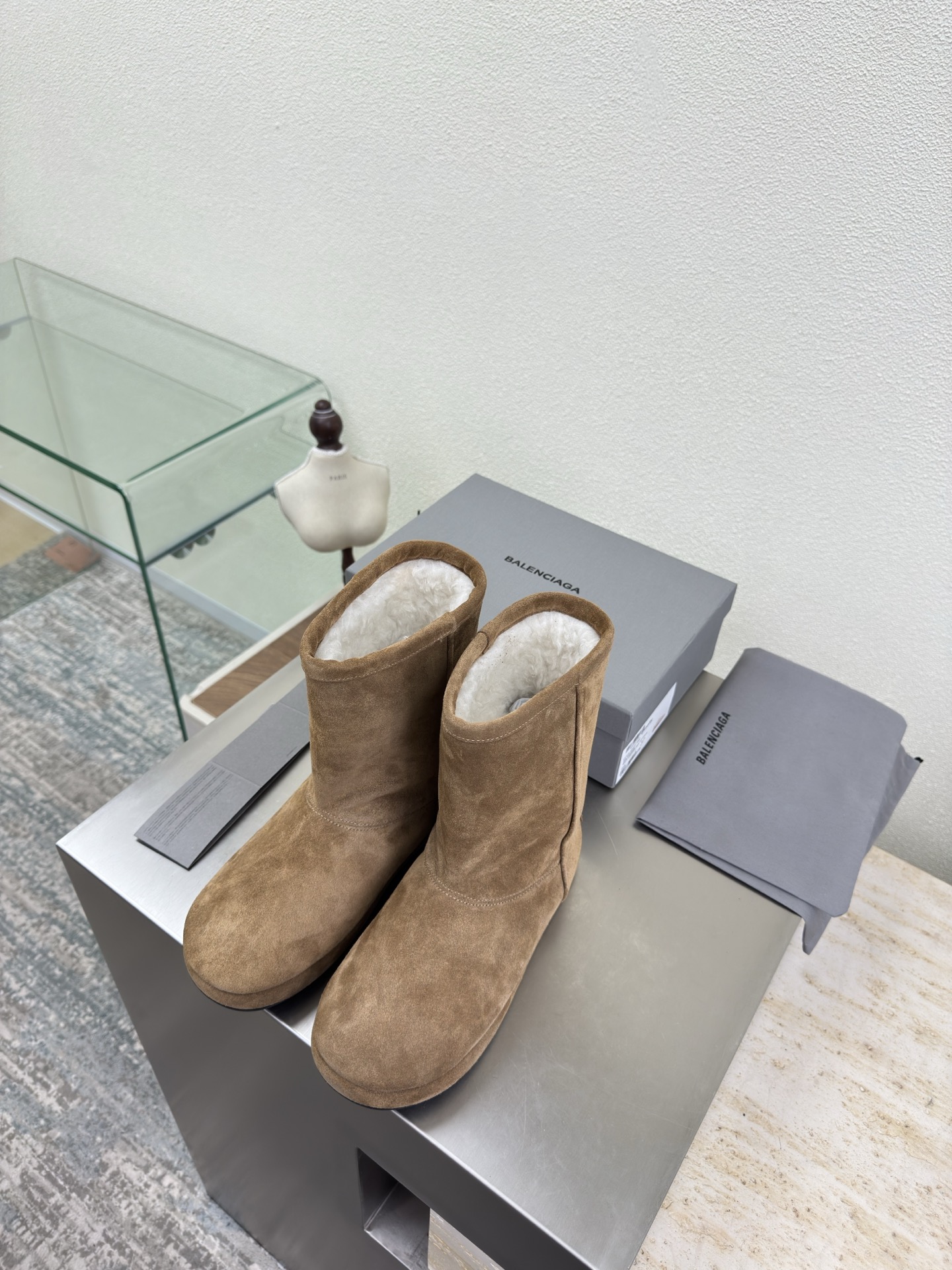 NO:592320,Snow boots BALENCIAG Thick sole Wool lining Mid-calf snow boots Brown High mercerized cow suede lining Sheep wool lining Wool lining design Balenciaga Classic Top version All matching materials Continue demna's rebellious attitude towards mainstream gorgeous fashion Transparent dyeing process Family elements Heel area Car to Big brand letter logo Special heel design With family logo Same as the original version Big logo TPU molded outsole Size 34 35  36 37 38 39 40 41 (34 40 41 customized, non-refundable) with original packaging, snow boots, balenciaga, balenciaga, boots19860909雪地靴 BALENCIAG 厚底 羊毛里 中筒雪地靴 棕色 高丝光牛反绒皮 内里 绵羊毛里 羊毛里设计 巴黎世家 经典 顶级版本 全部对版材料 继续着demna式的对主流华丽时尚的反叛态度 透染工艺 家族元素 后跟部位 车至 品牌字母大logo 特别跟型设计 带家族logo 原版一致 大logo TPU 成型大底 码数34 35 36 37 38 39 40 41（34 40 41 定制不退换） 配原版包装,雪地靴,balenciaga,balenciaga,boots,Women's Shoes