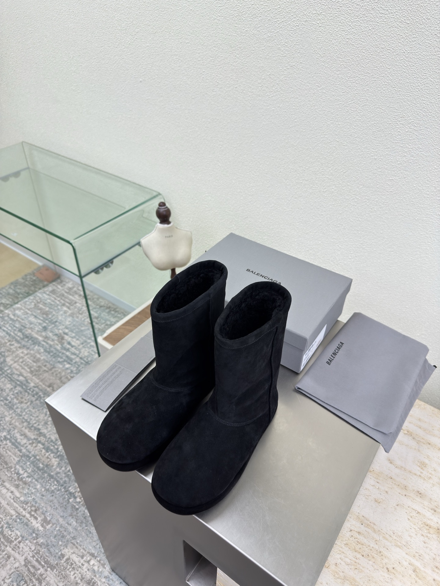 NO:592323,Snow boots BALENCIAG Thick sole Wool lining Mid-calf snow boots Black High mercerized cow suede lining Sheep wool lining Wool lining design Balenciaga Classic Top version All matching materials Continue demna's rebellious attitude towards mainstream gorgeous fashion Transparent dyeing process Family elements Heel area Car to Big brand letter logo Special heel design With family logo Same as the original version Big logo TPU Molded outsole Size 34 35  36 37 38 39 40 41 (34 40 41 customized, non-refundable) with original packaging, snow boots, balenciaga, balenciaga, boots19860909雪地靴 BALENCIAG 厚底 羊毛里 中筒雪地靴 黑色 高丝光牛反绒皮 内里 绵羊毛里 羊毛里设计 巴黎世家 经典 顶级版本 全部对版材料 继续着demna式的对主流华丽时尚的反叛态度 透染工艺 家族元素 后跟部位 车至 品牌字母大logo 特别跟型设计 带家族logo 原版一致 大logo TPU 成型大底 码数34 35 36 37 38 39 40 41（34 40 41 定制不退换） 配原版包装,雪地靴,balenciaga,balenciaga,boots,Women's Shoes