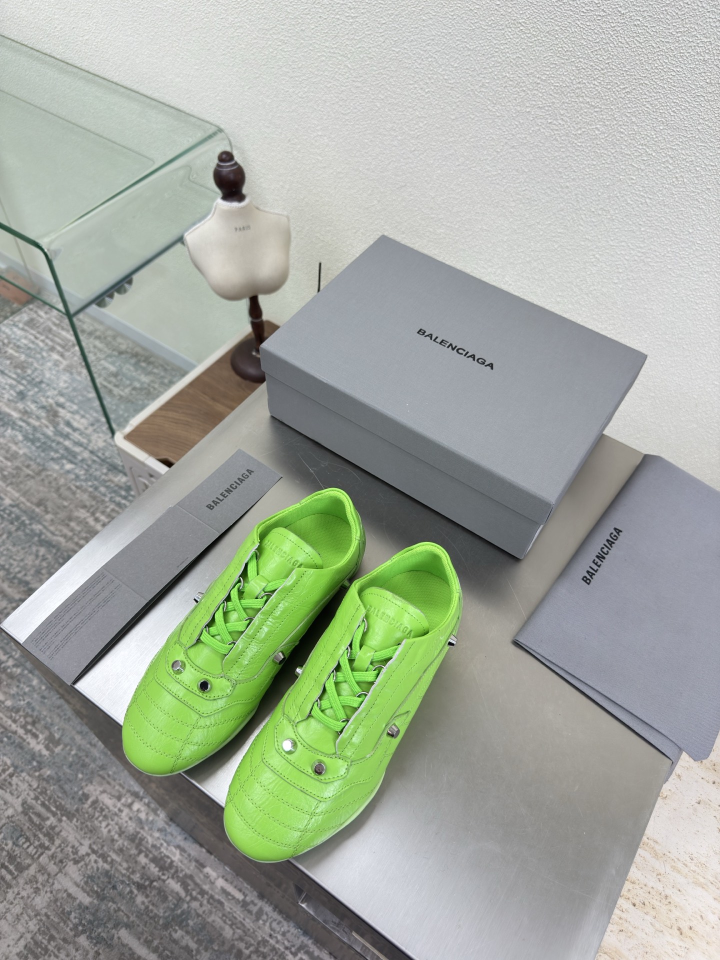 NO:592314,Men's and women's BALENCIAG exclusive pleated cowhide rivet-decorated sneakers green fabric pleated cowhide lining lambskin top version all matching materials Continuing demna's rebellious attitude towards mainstream gorgeous fashion through-dye process large logo special heel design with family logo original rubber molded sole size female 35 36 37 38 39 40 41 male 39 40 41  42 43 44 45 (female 40 41 male 45 customized, non-returnable) with original packaging, casual shoes/sports shoes, balenciaga, sneakers, cowhide, sheepskin19860909男女款 BALENCIAG 专属 褶皱牛皮 铆钉装饰运动鞋 绿色 面料 褶皱牛皮 内里 小羊皮  顶级版本 全部对版材料 继续着demna式的对主流华丽时尚的反叛态度 透染工艺 大logo 特别跟型设计 带家族logo 原版橡胶成型底 码数 女 35 36 37 38 39 40 41 男 39 40 41 42 43 44 45（女 40 41 男 45 定制不退换） 配原版包装,休闲鞋/运动鞋,balenciaga,sneakers,cowhide,sheepskin,Women's Shoes