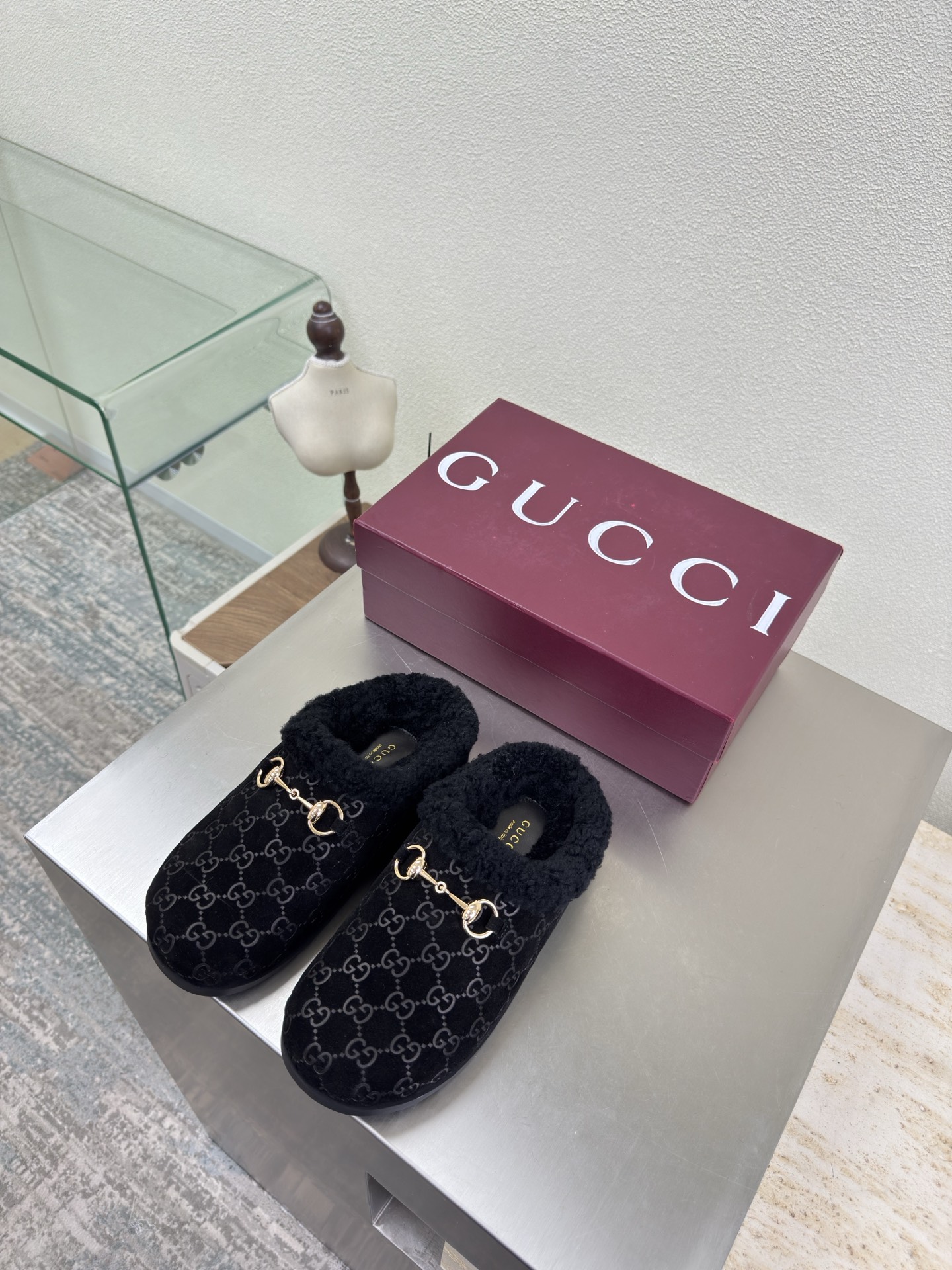 NO:592514,Gucci Thick-soled slippers Double G saddle buckle wool slippers GUCCI Double G logo Lamb hair lining Classic saddle buckle Black embossed logo Stylish brand LOGO with super recognition and high recognition Various products are competing for brands and will be launched first and later in the super series and high series GUCCI is not behind the times Gucci Paris fashion show model  This series interprets the new fashion charm and continues the ultra-high heel design. It has won the favor of well-known overseas bloggers and millions of fans. It is sold well at home and abroad and is out of stock. The top version is in candy color. Each color is absolutely beautiful. There are 13 colors to choose from. The upper is made of high-mercerized cow suede. Double G logo is embossed. Lining: Imported sheep. Sole shoes: Original molded outsole. Size: 35 36 37 38 39 40 41 42 (40  41 42 orders) Packaging: GUCCI full set of original packaging, half-slip suede shoes, Gucci, slippers19860909Gucci 厚底拖鞋 双G马鞍扣羊毛拖鞋 GUCCI  双G logo 羊羔毛内里 经典马鞍扣  黑色 压花压印logo   时尚的品牌LOGO持加,具有超辨高识度各品大争牌恐先推后出超系跟高列GUCCI不也落伍 Guccl巴黎时装秀场款 此系列演绎全新时尚魅力延续超高跟设计,深得海外知名博主青睐千万粉丝博主倾情演绎,畅销海内外国内已经断货,顶级版本糖果色配色,每个颜色都是绝美知知,共13个颜色供选 鞋面高丝光牛反绒皮 压印双G logo  里内:进口皮羊 底鞋:原版成型大底 码数:35 36 37 38 39 40 41 42 (40 41 42订) 包装:GUCCI全套原包版装,半拖毛毛鞋,gucci,slippers,Women's Shoes