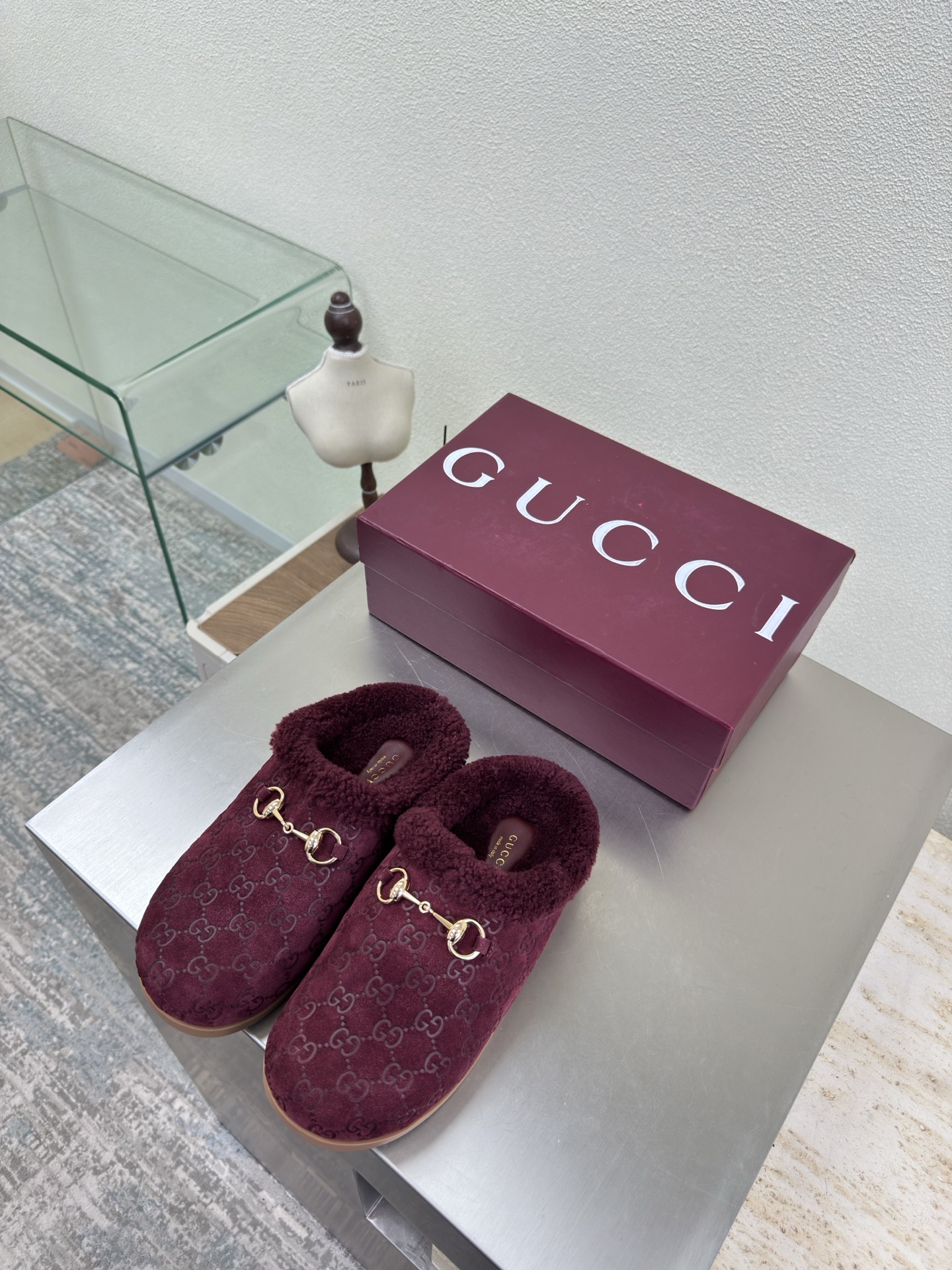 NO:592517,Gucci Thick-soled slippers Double G saddle buckle wool slippers GUCCI Double G logo Lamb hair lining Classic saddle buckle Burgundy embossed logo Stylish brand LOGO with super recognition and high recognition Various brands are competing for brands, and super series and high series GUCCI is not behind the times Gucci Paris fashion show model  This series interprets the new fashion charm and continues the ultra-high heel design. It has won the favor of well-known overseas bloggers and millions of fans. It is sold well at home and abroad and is out of stock. The top version is in candy color. Each color is absolutely beautiful. There are 13 colors to choose from. The upper is made of high-mercerized cow suede. Double G logo is embossed. Lining: Imported sheep. Sole shoes: Original molded outsole. Size: 35 36 37 38 39 40 41 42 (40  41 42 orders) Packaging: GUCCI full set of original packaging, half-slip suede shoes, Gucci, slippers19860909Gucci 厚底拖鞋 双G马鞍扣羊毛拖鞋 GUCCI  双G logo 羊羔毛内里 经典马鞍扣  酒红色 压花压印logo   时尚的品牌LOGO持加,具有超辨高识度各品大争牌恐先推后出超系跟高列GUCCI不也落伍 Guccl巴黎时装秀场款 此系列演绎全新时尚魅力延续超高跟设计,深得海外知名博主青睐千万粉丝博主倾情演绎,畅销海内外国内已经断货,顶级版本糖果色配色,每个颜色都是绝美知知,共13个颜色供选 鞋面高丝光牛反绒皮 压印双G logo  里内:进口皮羊 底鞋:原版成型大底 码数:35 36 37 38 39 40 41 42 (40 41 42订) 包装:GUCCI全套原包版装,半拖毛毛鞋,gucci,slippers,Women's Shoes