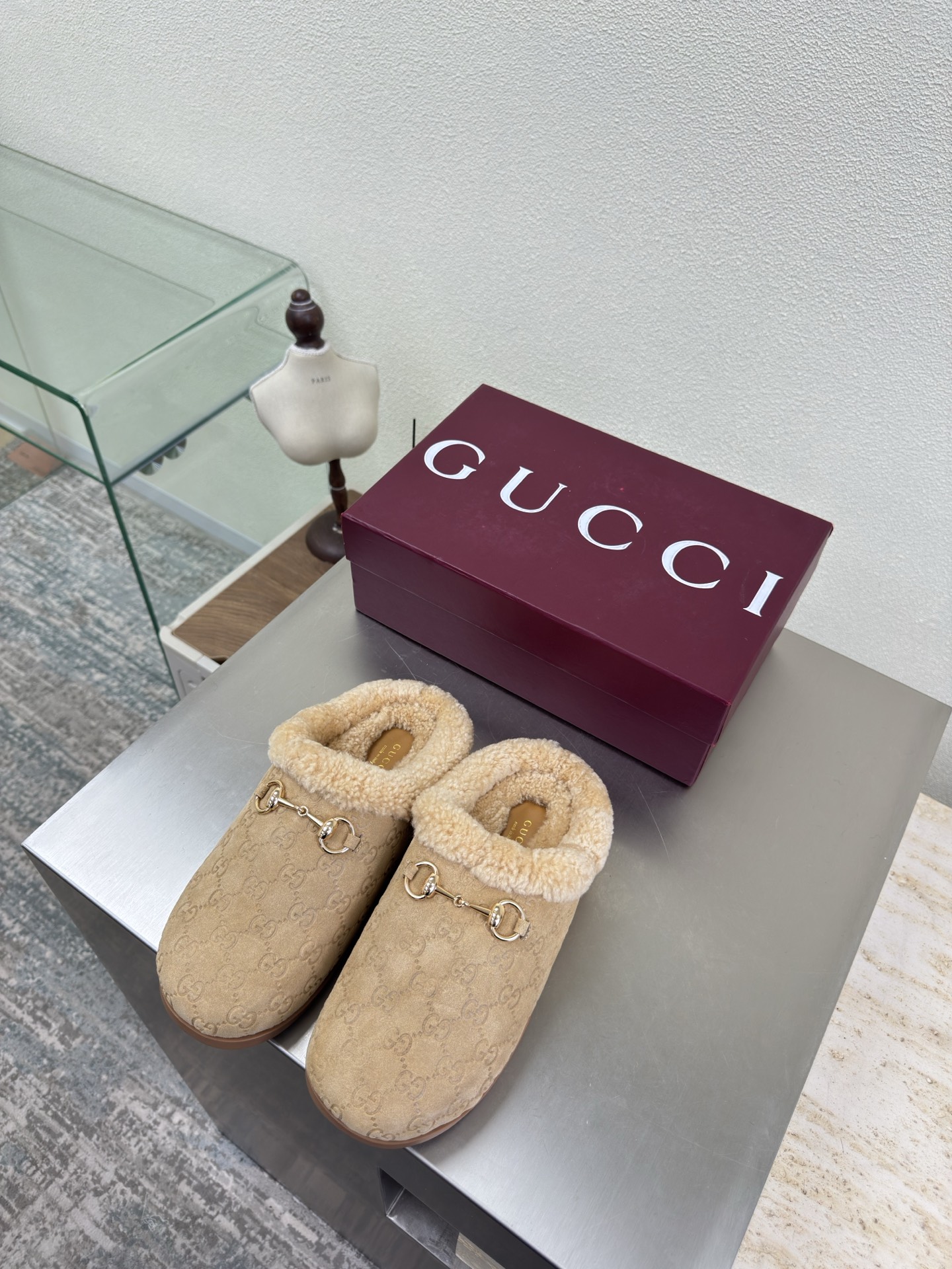 NO:592520,Gucci Thick-soled slippers Double G saddle buckle wool slippers GUCCI Double G logo Lamb hair lining Classic saddle buckle Apricot embossed logo Stylish brand LOGO with super recognition and high recognition Various products are competing for brands and are launching super series and high series GUCCI is not out of date Gucci Paris fashion show model  This series interprets the new fashion charm and continues the ultra-high heel design. It has won the favor of well-known overseas bloggers and millions of fans. It is sold well at home and abroad and is out of stock. The top version is in candy color. Each color is absolutely beautiful. There are 13 colors to choose from. The upper is made of high-mercerized cow suede. Double G logo is embossed. Lining: Imported sheep. Sole shoes: Original molded outsole. Size: 35 36 37 38 39 40 41 42 (40  41 42 orders) Packaging: GUCCI full set of original packaging, half-slip suede shoes, Gucci, slippers19860909Gucci 厚底拖鞋 双G马鞍扣羊毛拖鞋 GUCCI  双G logo 羊羔毛内里 经典马鞍扣  杏色 压花压印logo   时尚的品牌LOGO持加,具有超辨高识度各品大争牌恐先推后出超系跟高列GUCCI不也落伍 Guccl巴黎时装秀场款 此系列演绎全新时尚魅力延续超高跟设计,深得海外知名博主青睐千万粉丝博主倾情演绎,畅销海内外国内已经断货,顶级版本糖果色配色,每个颜色都是绝美知知,共13个颜色供选 鞋面高丝光牛反绒皮 压印双G logo  里内:进口皮羊 底鞋:原版成型大底 码数:35 36 37 38 39 40 41 42 (40 41 42订) 包装:GUCCI全套原包版装,半拖毛毛鞋,gucci,slippers,Women's Shoes