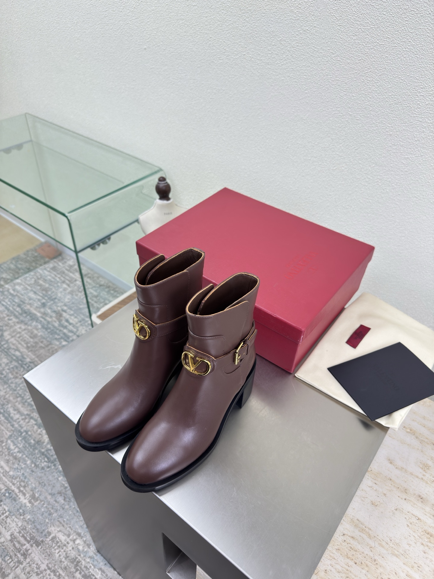 NO:592505,Valentino VALENTINO classic metal logo mid-heeled boots buckle design model of Italian shoemaking craftsmanship Valentino has become popular in recent years and uses family elements appropriately. This item adopts Chelsea design with a wear-resistant velvet combination outsole. The large logo is developed one-to-one from the original version. The outsole is designed with inverted abrasives. It is light and durable, non-slip and wear-resistant. The fabric is made of calfskin. The fabric is made of calfskin. The lining is water-dyed cowhide. It is compliant and comfortable.  Platform sole, 2 colors, 35 36 37 38 39 (40 yards customized), boots, valentino, valentino, boots, cowhide19860909华伦天奴 VALENTINO 经典金属logo 中跟短靴 扣带设计   意大利制鞋工艺典范 华伦天奴 近年来风生水起 家族元素运用得体到位  本单品采用切尔西设计搭配耐磨绒组合大底 大logo  原版一比一开发而成 大底采用倒灌磨具设计 轻薄耐穿 防滑耐磨  面料采用小牛皮 对标对版  内里水染牛皮内里 服贴 舒适  松糕大底 2色入 35 36 37 38 39 (40码定做),靴子,valentino,valentino,boots,cowhide,Women's Shoes