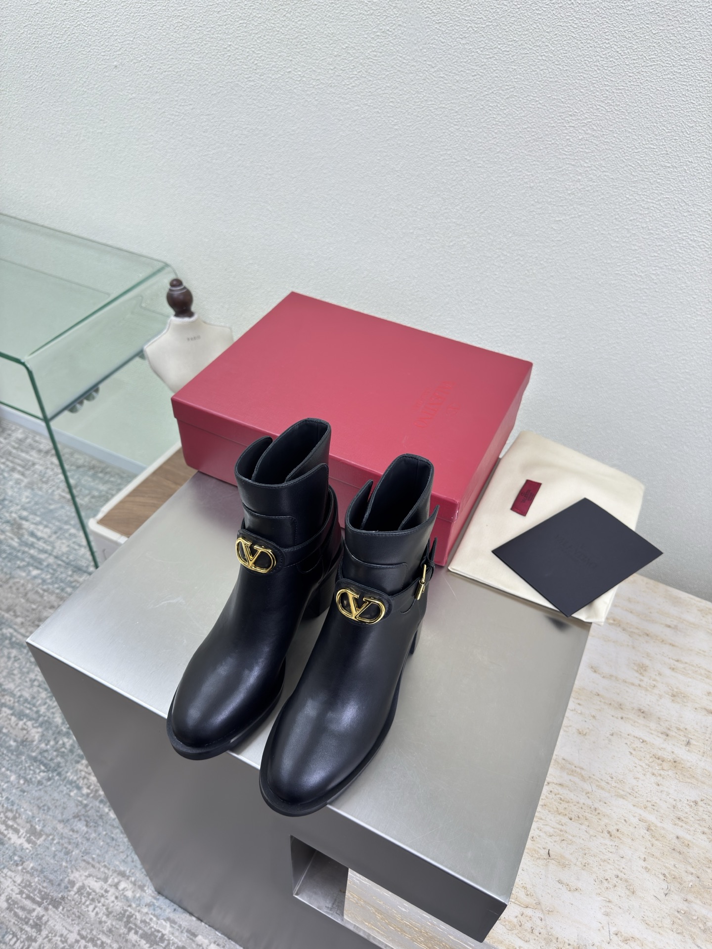 NO:592508,Valentino VALENTINO classic metal logo mid-heeled boots buckle design black model of Italian shoemaking craftsmanship Valentino has become popular in recent years and uses family elements appropriately. This item is designed with Chelsea design and a wear-resistant velvet combination outsole. The large logo is developed one-to-one from the original version. The outsole is designed with inverted abrasives. It is light and durable, non-slip and wear-resistant. The fabric is made of calfskin. It is made of calfskin. The lining is water-dyed cowhide. It is compliant and comfortable.  Platform sole, 2 colors, 35 36 37 38 39 (40 yards customized), boots, valentino, valentino, boots, cowhide19860909华伦天奴 VALENTINO 经典金属logo 中跟短靴 扣带设计   黑色 意大利制鞋工艺典范 华伦天奴 近年来风生水起 家族元素运用得体到位  本单品采用切尔西设计搭配耐磨绒组合大底 大logo  原版一比一开发而成 大底采用倒灌磨具设计 轻薄耐穿 防滑耐磨  面料采用小牛皮 对标对版  内里水染牛皮内里 服贴 舒适  松糕大底 2色入 35 36 37 38 39 (40码定做),靴子,valentino,valentino,boots,cowhide,Women's Shoes