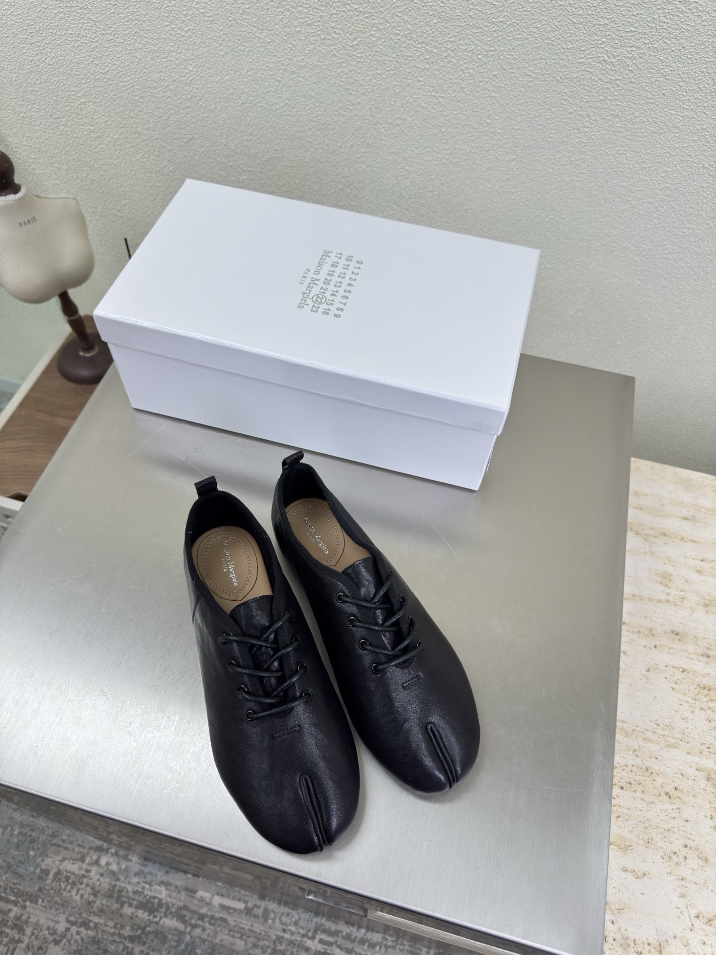 NO:592516,Tabi split-toe open-back shoes MM6 Maison Margiela Black vegetable-rubbed cowhide Hot fashion style Burgundy Mm6 Maison Margiela's experimental approach starts from the deconstructed aesthetics of functionalism, unexpected playfulness and avant-garde interpretation, changeable simple style tailoring, presenting extremely creative fashion experimental shapes. Genuine leather outsole design High mercerized cowhide suede Comfortable and delicate Water-dyed cowhide lining Leather lining High-end version Rebellious and low-key Mm6 Maison  Marqiela has released another new style, fashionable shoes with pragmatism as the core of the design. The avant-garde design is similar to the main line Tabi split-toe design. It is paired with a first-layer cowhide upper and a water-dyed cowhide lining. The neat upper design is modern and fashionable and can also become one of the very practical items in the daily wardrobe! The Italian genuine leather outsole uses the original outsole and is paired with a digital heel. Women 35 36 37 38 39  40 (40 customized), split-toe shoes, masion margiela, cowhide, Leather soles19860909Tabi 分趾 后空鞋 MM6 Maison Margiela  黑色植揉牛皮 大热时尚风格 酒红色  Mm6 Maison Margiela的实验性从功能主义的解构美学出发,意想不到的玩味和前卫演绎,多变的简约风格剪裁,呈现创意无比的时装实验造型. 真皮大底设计 高丝光牛反绒 舒服细腻 水染牛皮里 皮里 高端对版  反叛又低调的Mm6 Maison Marqiela再出新款,以实用主义为设计核心的时髦鞋履. 前卫的设计与主线的Tabi分趾造型设计有着异曲同工 搭配头层牛皮鞋面,水染牛皮内里 利落的鞋面设计,摩登时髦的同时也可以成为日常衣橱非常实穿的单品之一! 意大利真皮大底 大底选用原版一致大底 搭配数字跟 女 35 36 37 38 39 40 (40 定制),分趾鞋,masion margiela,cowhide,Leather soles,Women's Shoes