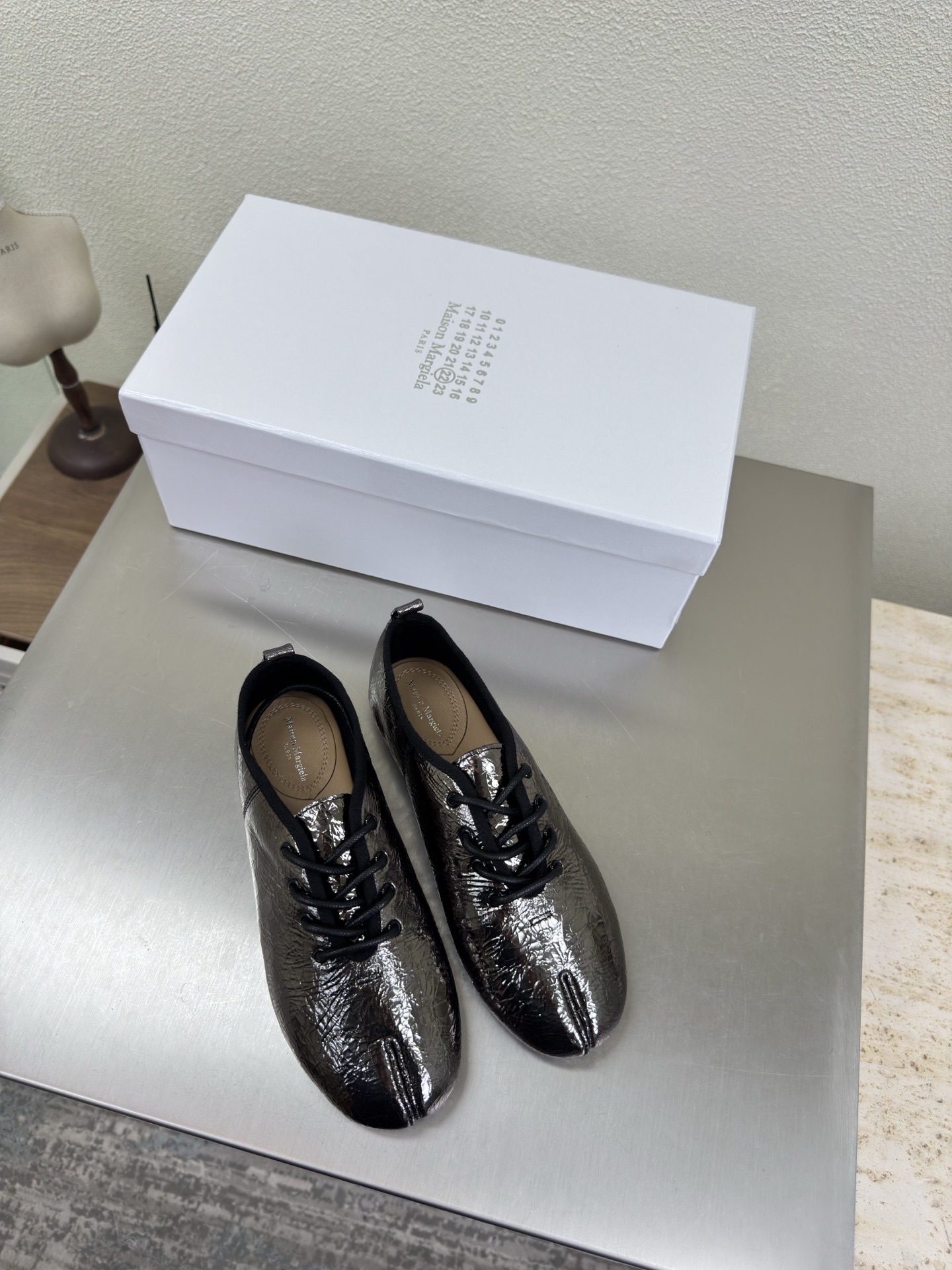 NO:592499,Tabi split-toe back hollow shoes MM6 Maison Margiela black silver metallic cowhide hot fashion style black silver Mm6 Maison Margiela's experimental approach starts from the deconstructed aesthetics of functionalism, unexpected playfulness and avant-garde interpretation, changeable simple style tailoring, presenting extremely creative fashion experimental shapes. Genuine leather outsole design High mercerized cowhide suede Comfortable and delicate Water-dyed cowhide lining Leather lining High-end version Rebellious and low-key Mm6 Maison  Marqiela has released another new style, fashionable shoes with pragmatism as the core of the design. The avant-garde design is similar to the main line Tabi split-toe design. It is paired with a first-layer cowhide upper and a water-dyed cowhide lining. The neat upper design is modern and fashionable and can also become one of the very practical items in the daily wardrobe! The Italian genuine leather outsole uses the original outsole and is paired with a digital heel. Women 35 36 37 38 39  40 (40 customized), split-toe shoes, masion margiela, cowhide, Leather soles19860909Tabi 分趾 后空鞋 MM6 Maison Margiela  黑银色 金属牛皮 大热时尚风格 黑银 Mm6 Maison Margiela的实验性从功能主义的解构美学出发,意想不到的玩味和前卫演绎,多变的简约风格剪裁,呈现创意无比的时装实验造型. 真皮大底设计 高丝光牛反绒 舒服细腻 水染牛皮里 皮里 高端对版  反叛又低调的Mm6 Maison Marqiela再出新款,以实用主义为设计核心的时髦鞋履. 前卫的设计与主线的Tabi分趾造型设计有着异曲同工 搭配头层牛皮鞋面,水染牛皮内里 利落的鞋面设计,摩登时髦的同时也可以成为日常衣橱非常实穿的单品之一! 意大利真皮大底 大底选用原版一致大底 搭配数字跟 女 35 36 37 38 39 40 (40 定制),分趾鞋,masion margiela,cowhide,Leather soles,Women's Shoes