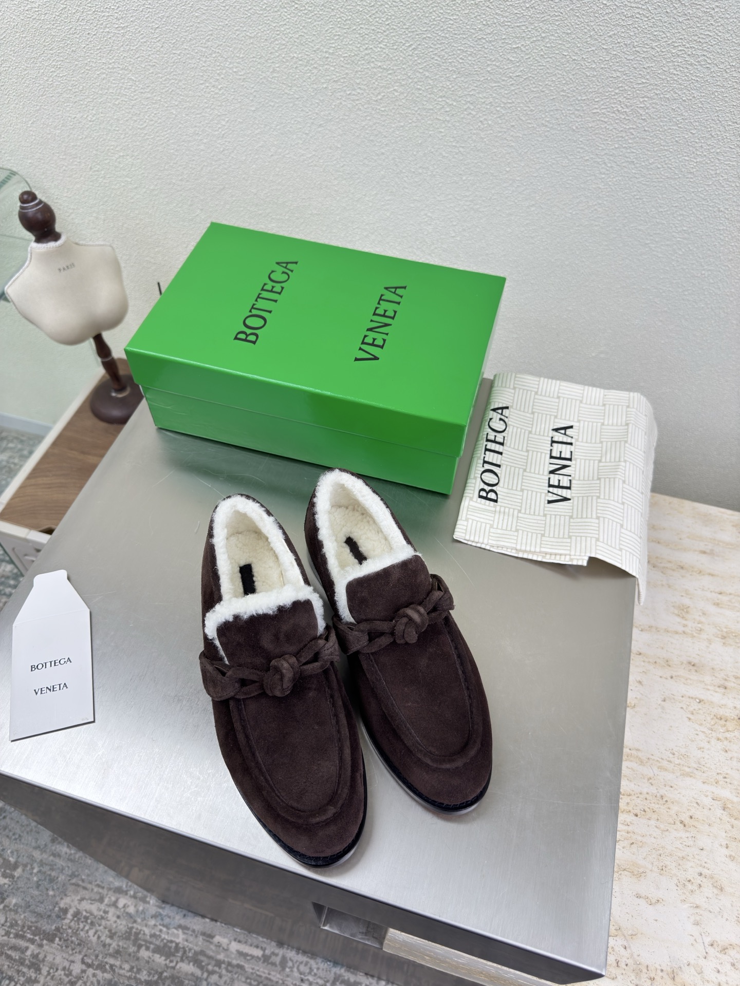 NO:592507,Lamb wool shoe lining, genuine leather fastener decoration BOTTEGA VENET* Women's Astaire Loaf Mauri single shoes Original one-to-one production method Leather buckle Brown High mercerized cow suede lining Lamb wool Micro-roll series Another popular trend today The ceiling is the most versatile color Exquisite flat bottom Wrapped fabric Same color and leather Designed with care Never sloppy Durable and comfortable ————————————————  The upper material is the same as the original. The material is soft and smooth. Hand-sewn rear zipper closure design. Sexy and comfortable. Hand-sewn technology. The lining of the foot pads is made of sheepskin lining, which is comfortable and high-end. The nailed outsole is made of the original mold. The same leather outsole is matched to the standard. The original packaging is selected. The shoe bag is printed with glue logo technology. The most high-end in the market. Hot melt glue is used to shape the toe. The heel is easy to rebound and does not deform. Flat series. Packing fabric technology  The upper stitching is made with an Italian computer sewing machine, the workmanship is fine, and the original packaging is selected. 35 36 37 38 39 40 41 42 (40 41 42 customized), loafers, bottega veneta, loafers, sheepskin, Leather soles19860909羊羔毛鞋里 真皮扣件装饰 BOTTEGA VENET* 女士Astaire乐福 毛里单鞋  原版一比一做法 皮扣 咖啡色 高丝光牛反绒皮 内里 羊羔毛 微卷系列 当今流行的又一趋势 天花板啦 最全色百搭 精致平底 包裹面料 同色跟皮 用心设计 绝不马虎 耐穿舒适 —————————————— 鞋面材质选用同原版 材质柔软顺滑 手工缝制后拉链开合设计 性感舒适 手工缝制工艺 垫脚内里选用羊皮内里舒适高端 打钉大底选用原版开模 一致真皮大底  对标对版 选用原版包装 鞋子布袋采用印胶logo工艺 市场最高端 采用热熔胶定型鞋头 后跟 易回弹不变形 平底 系列 包面料工艺 鞋面车线选用意大利电脑针车 做工精细 选用原版包装  35 36 37 38 39 40 41 42（40 41 42 定制）,乐福鞋毛毛鞋,bottega veneta,loafers,sheepskin,Leather soles,Women's Shoes