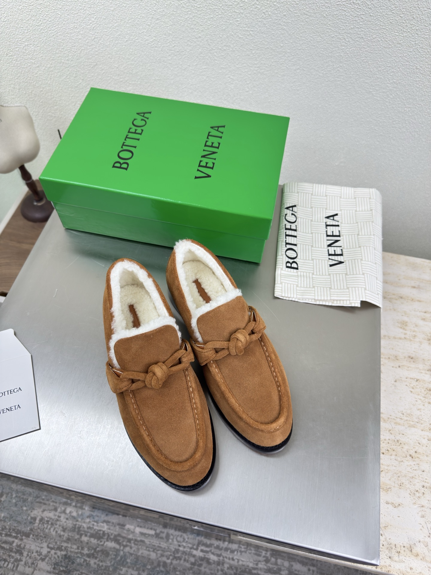 NO:592510,Lamb wool shoe lining, genuine leather fastener decoration BOTTEGA VENET* Women's Astaire Loaf Mauri single shoes Original one-to-one method Leather buckle Brown High-grade high-mercerized suede leather Lining Lamb wool Micro-curl series Another popular trend today Ceiling The most versatile color Exquisite flat bottom Wrapped fabric Same color and leather Designed with care Never sloppy Durable and comfortable ————————————————  The upper material is the same as the original. The material is soft and smooth. Hand-sewn rear zipper closure design. Sexy and comfortable. Hand-sewn technology. The lining of the foot pads is made of sheepskin lining, which is comfortable and high-end. The nailed outsole is made of the original mold. The same leather outsole is matched to the standard. The original packaging is selected. The shoe bag is printed with glue logo technology. The most high-end in the market. Hot melt glue is used to shape the toe. The heel is easy to rebound and does not deform. Flat series. Packing fabric technology  The upper stitching is made with an Italian computer sewing machine, the workmanship is fine, and the original packaging is selected. 35 36 37 38 39 40 41 42 (40 41 42 customized), loafers, bottega veneta, loafers, sheepskin, Leather soles19860909羊羔毛鞋里 真皮扣件装饰 BOTTEGA VENET* 女士Astaire乐福 毛里单鞋  原版一比一做法 皮扣 棕色 高级 高丝光牛反绒皮 内里 羊羔毛 微卷系列 当今流行的又一趋势 天花板啦 最全色百搭 精致平底 包裹面料 同色跟皮 用心设计 绝不马虎 耐穿舒适 —————————————— 鞋面材质选用同原版 材质柔软顺滑 手工缝制后拉链开合设计 性感舒适 手工缝制工艺 垫脚内里选用羊皮内里舒适高端 打钉大底选用原版开模 一致真皮大底  对标对版 选用原版包装 鞋子布袋采用印胶logo工艺 市场最高端 采用热熔胶定型鞋头 后跟 易回弹不变形 平底 系列 包面料工艺 鞋面车线选用意大利电脑针车 做工精细 选用原版包装  35 36 37 38 39 40 41 42（40 41 42 定制）,乐福鞋毛毛鞋,bottega veneta,loafers,sheepskin,Leather soles,Women's Shoes