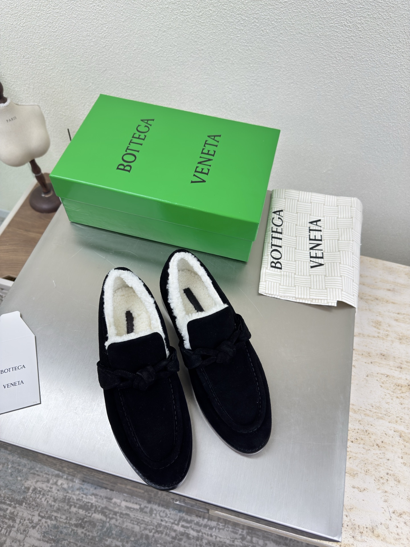 NO:592977,Lamb wool shoe lining, genuine leather fastener decoration BOTTEGA VENET* Women's Astaire Loaf woolen shoes Original version 1 to 1 Leather buckle Black high-mercerized cow suede lining Lamb wool Micro-roll series Another popular trend today Ceiling The most versatile colors Exquisite flat bottom Wrapped fabric Same color heel leather Designed with care Never sloppy Durable and comfortable —————————————— The upper material is the same as the original version  The material is soft and smooth. Hand-sewn rear zipper opening and closing design. Sexy and comfortable. Hand-stitched technology. The inner lining of the foot pads is made of sheepskin, which is comfortable and high-end. The nailed outsole is made of the original mold. The same genuine leather outsole is matched to the standard. The original packaging is used. The shoe bag is printed with glue logo technology. The most high-end in the market. Hot melt glue is used to shape the toe and heel. Easy to rebound and not deformed. Flat series. Fabric wrapping technology. Italian computer sewing machine is used for upper stitching. Fine workmanship.  Choose original packaging 35 36 37 38 39 40 41 42 (40 41 42 customized), loafers, bottega veneta, loafers, sheepskin, Leather soles19860909羊羔毛鞋里 真皮扣件装饰 BOTTEGA VENET* 女士Astaire乐福 毛里单鞋  原版一比一做法 皮扣 黑色高丝光牛反绒皮 内里 羊羔毛 微卷系列 当今流行的又一趋势 天花板啦 最全色百搭 精致平底 包裹面料 同色跟皮 用心设计 绝不马虎 耐穿舒适 —————————————— 鞋面材质选用同原版 材质柔软顺滑 手工缝制后拉链开合设计 性感舒适 手工缝制工艺 垫脚内里选用羊皮内里舒适高端 打钉大底选用原版开模 一致真皮大底  对标对版 选用原版包装 鞋子布袋采用印胶logo工艺 市场最高端 采用热熔胶定型鞋头 后跟 易回弹不变形 平底 系列 包面料工艺 鞋面车线选用意大利电脑针车 做工精细 选用原版包装  35 36 37 38 39 40 41 42（40 41 42 定制）,乐福鞋毛毛鞋,bottega veneta,loafers,sheepskin,Leather soles,Women's Shoes