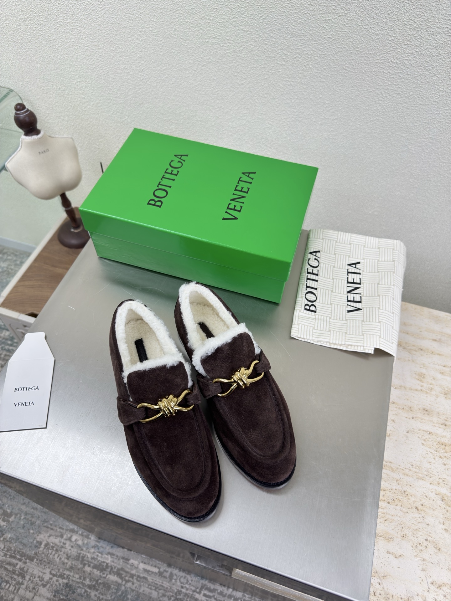 NO:592978,Lamb wool shoe lining, metal gilt fastener decoration BOTTEGA VENET* Women's Astaire Loaf woolen shoes Original one-to-one production method Leather buckle Brown High mercerized suede leather Lining Lamb wool Micro curl series Another popular trend today Ceiling The most versatile colors Exquisite flat bottom Wrapped fabric Same color and leather Designed with care Never sloppy Durable and comfortable ————————————  The upper material is the same as the original. The material is soft and smooth. Hand-sewn rear zipper closure design. Sexy and comfortable. Hand-sewn technology. The lining of the foot pads is made of sheepskin lining, which is comfortable and high-end. The nailed outsole is made of the original mold. The same leather outsole is matched to the standard. The original packaging is selected. The shoe bag is printed with glue logo technology. The most high-end in the market. Hot melt glue is used to shape the toe. The heel is easy to rebound and does not deform. Flat series. Packing fabric technology  The upper stitching is made with an Italian computer sewing machine, the workmanship is fine, and the original packaging is selected. 35 36 37 38 39 40 41 42 (40 41 42 customized), loafers, bottega veneta, loafers, sheepskin, Leather soles19860909羊羔毛鞋里 金属鎏金扣件装饰 BOTTEGA VENET* 女士Astaire乐福 毛里单鞋  原版一比一做法 皮扣 咖啡色 高丝光牛反绒皮 内里 羊羔毛 微卷系列 当今流行的又一趋势 天花板啦 最全色百搭 精致平底 包裹面料 同色跟皮 用心设计 绝不马虎 耐穿舒适 —————————————— 鞋面材质选用同原版 材质柔软顺滑 手工缝制后拉链开合设计 性感舒适 手工缝制工艺 垫脚内里选用羊皮内里舒适高端 打钉大底选用原版开模 一致真皮大底  对标对版 选用原版包装 鞋子布袋采用印胶logo工艺 市场最高端 采用热熔胶定型鞋头 后跟 易回弹不变形 平底 系列 包面料工艺 鞋面车线选用意大利电脑针车 做工精细 选用原版包装  35 36 37 38 39 40 41 42（40 41 42 定制）,乐福鞋毛毛鞋,bottega veneta,loafers,sheepskin,Leather soles,Women's Shoes