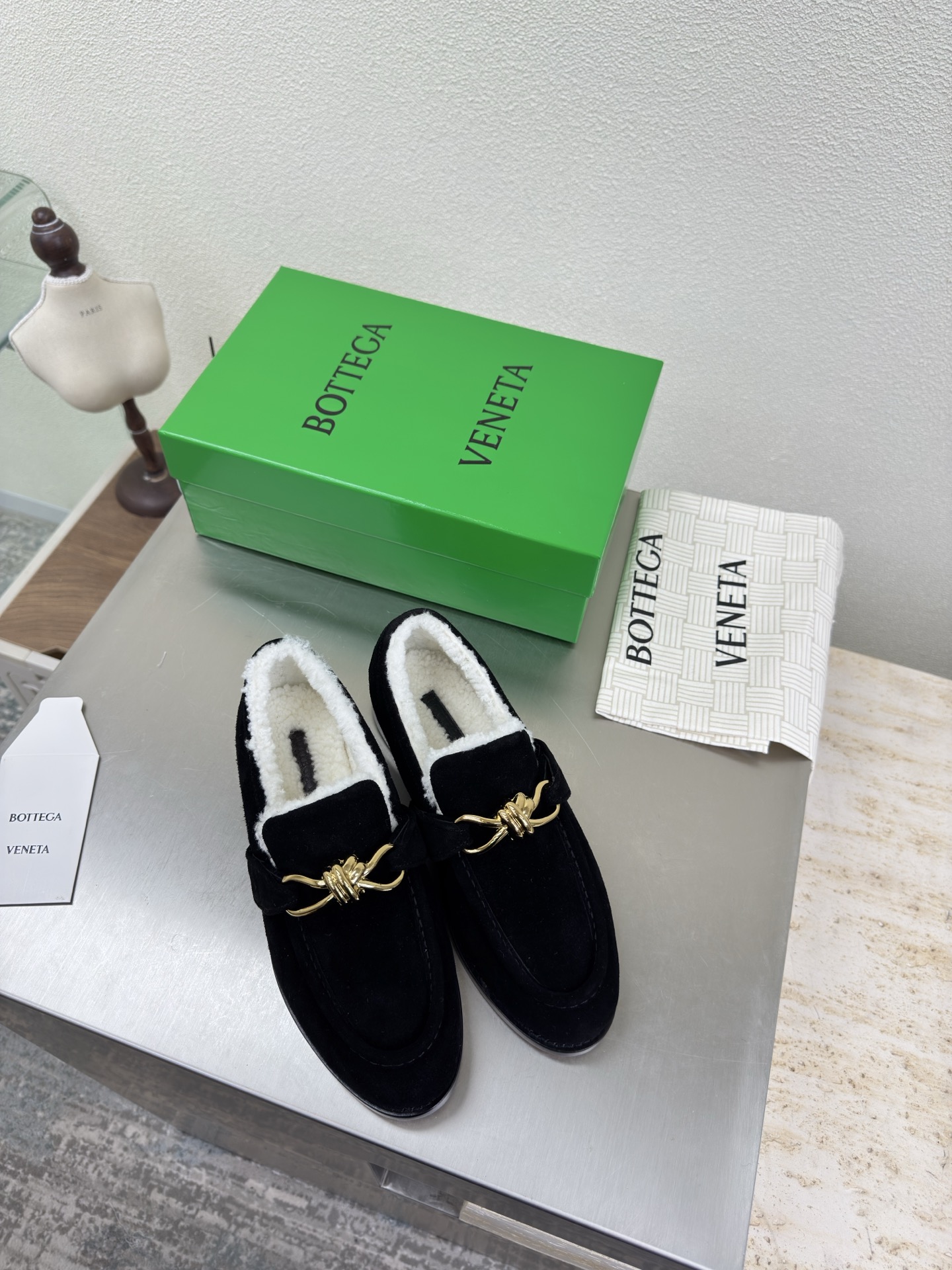 NO:592981,Lamb wool shoe lining, metal gilt fastener decoration BOTTEGA VENET* Women's Astaire Loaf woolen shoes Original one-to-one method Leather buckle Black High-mercerized cow suede lining Lamb wool Micro-roll series Another popular trend today Ceiling The most versatile colors Exquisite flat bottom Wrapped fabric Same color and leather Designed with care Never sloppy Durable and comfortable ————————————————  The upper material is the same as the original. The material is soft and smooth. Hand-sewn rear zipper closure design. Sexy and comfortable. Hand-sewn technology. The lining of the foot pads is made of sheepskin lining, which is comfortable and high-end. The nailed outsole is made of the original mold. The same leather outsole is matched to the standard. The original packaging is selected. The shoe bag is printed with glue logo technology. The most high-end in the market. Hot melt glue is used to shape the toe. The heel is easy to rebound and does not deform. Flat series. Packing fabric technology  The upper stitching is made with an Italian computer sewing machine, the workmanship is fine, and the original packaging is selected. 35 36 37 38 39 40 41 42 (40 41 42 customized), loafers, bottega veneta, loafers, sheepskin, Leather soles19860909羊羔毛鞋里 金属鎏金扣件装饰 BOTTEGA VENET* 女士Astaire乐福 毛里单鞋  原版一比一做法 皮扣 黑色 高丝光牛反绒皮 内里 羊羔毛 微卷系列 当今流行的又一趋势 天花板啦 最全色百搭 精致平底 包裹面料 同色跟皮 用心设计 绝不马虎 耐穿舒适 —————————————— 鞋面材质选用同原版 材质柔软顺滑 手工缝制后拉链开合设计 性感舒适 手工缝制工艺 垫脚内里选用羊皮内里舒适高端 打钉大底选用原版开模 一致真皮大底  对标对版 选用原版包装 鞋子布袋采用印胶logo工艺 市场最高端 采用热熔胶定型鞋头 后跟 易回弹不变形 平底 系列 包面料工艺 鞋面车线选用意大利电脑针车 做工精细 选用原版包装  35 36 37 38 39 40 41 42（40 41 42 定制）,乐福鞋毛毛鞋,bottega veneta,loafers,sheepskin,Leather soles,Women's Shoes