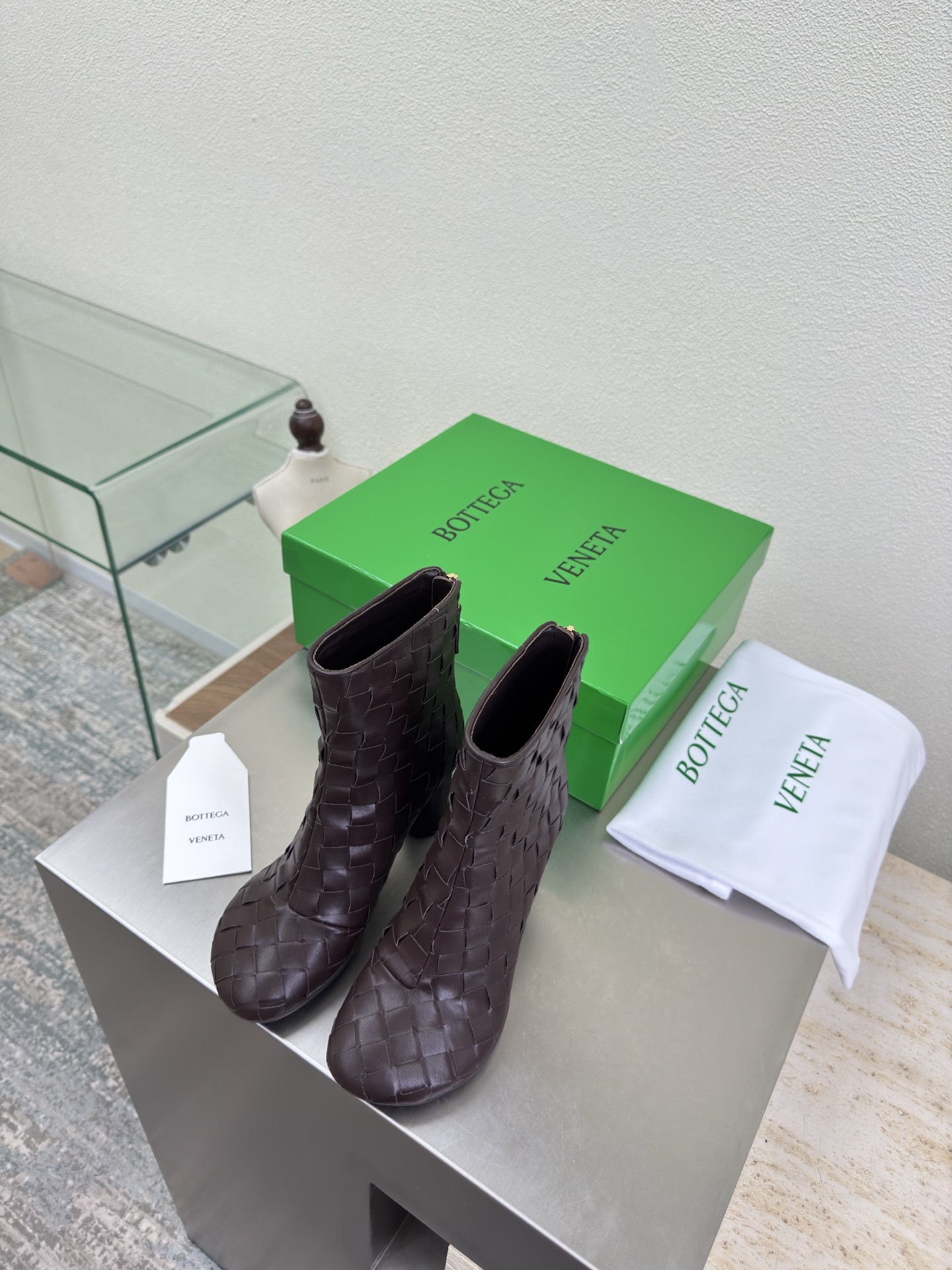 NO:592967,Hand-knitted knitted series BV Atomic series Round heel open edge red ankle boots Coffee This round toe Wide flat streamlined head shape Another popular trend today Ceiling 5 versatile colors Hand-knitted Exquisite round heel Wrapped fabric Same color heel leather Designed with care No carelessness Durable and comfortable The upper material is the same as the original Soft and smooth Hand-sewn rear zipper closure design Sexy and comfortable Oil edge craftsmanship at the back zipper position  The inner lining of the foot pads is made of sheepskin, which is comfortable and high-end. The outsole is made from the original mold. The same TPU outsole is benchmarked. The original packaging is used. The shoe bag is printed with glue logo technology. The most high-end in the market. Hot melt glue is used to shape the toe and heel. Easy to rebound and not deform. High-heeled series. Packing fabric technology. Italian computer sewing machine is used for the upper stitching. Fine workmanship. Original packaging is used. Three-in-one box. Treat customers sincerely. 35 36 37 38  39 40 41 (4041 customized),boots,bottega veneta,tom ford,boots,sheepskin19860909手工编织 编织系列 BV Atomic系列 圆跟开边朱踝靴  咖啡 这款圆头 宽扁的流线头型 当今流行的又一趋势 天花板啦 5彩色百搭 手工编织而成 精致圆形跟 包裹面料 同色跟皮 用心设计 绝不马虎 耐穿舒适 鞋面材质选用同原版 柔软顺滑 手工缝制后拉链开合设计 性感舒适 后拉链位置油边工艺 垫脚内里选用羊皮内里舒适高端 大底选用原版开模 一致的TPU大底 对标对版 选用原版包装 鞋子布袋采用印胶logo工艺 市场最高端 采用热熔胶定型鞋头 后跟 易回弹不变形 高跟系列 包面料工艺 鞋面车线选用意大利电脑针车 做工精细 选用原版包装 三合一盒子 真心对待客人 35 36 37 38 39 40 41（4041 定制）,靴子,bottega veneta,tom ford,boots,sheepskin,Women's Shoes