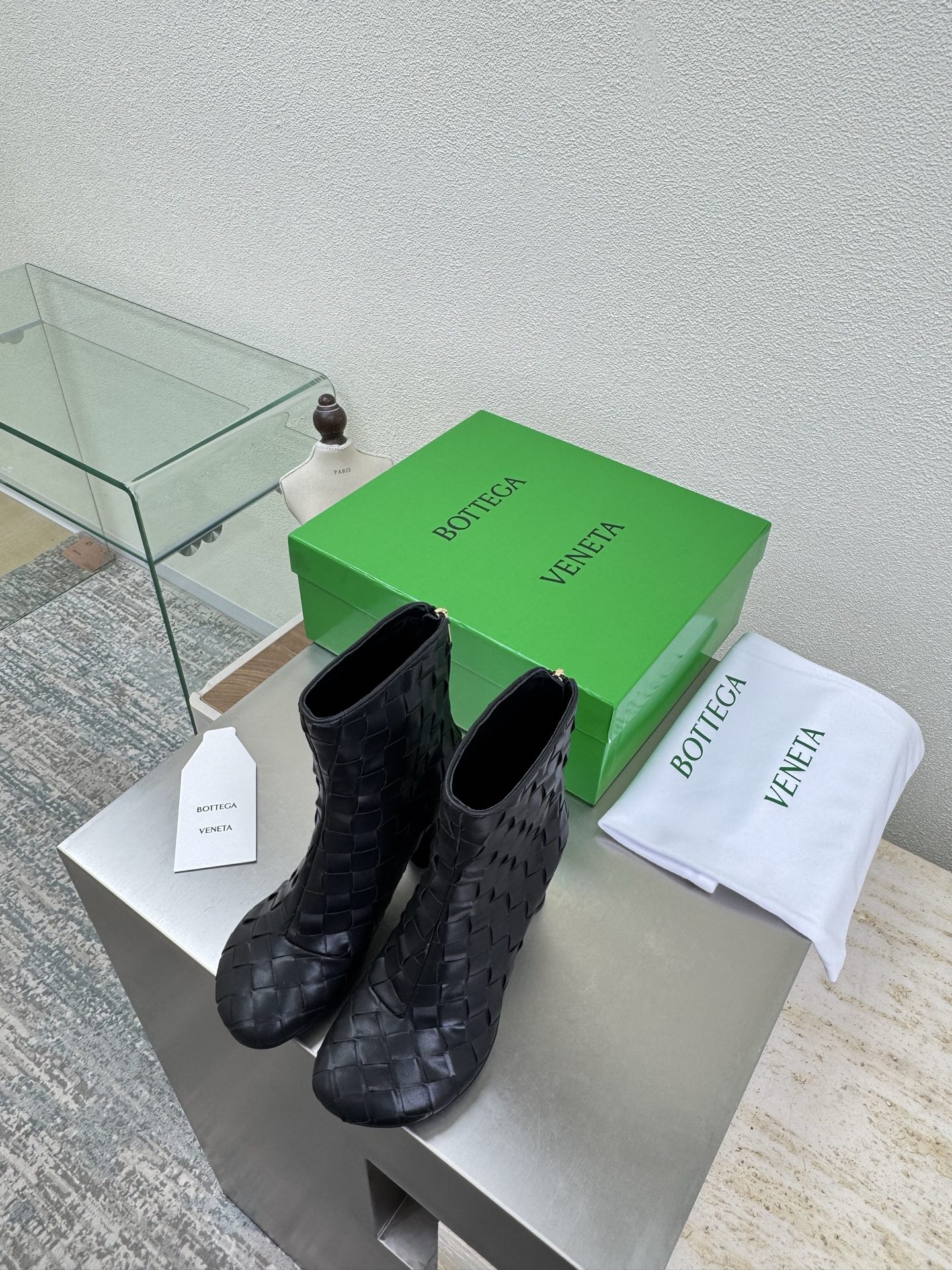 NO:592969,Hand-knitted knitted series BV Atomic series round heel open edge red ankle boots black This round toe wide flat streamlined toe shape is another popular trend today Ceiling 5 versatile colors Hand-knitted Exquisite round heel Wrapped fabric Same color heel leather Designed with care No carelessness Durable and comfortable The upper material is the same as the original Soft and smooth Hand-sewn rear zipper closure design Sexy and comfortable Oil edge craftsmanship at the back zipper position  The inner lining of the foot pads is made of sheepskin, which is comfortable and high-end. The outsole is made from the original mold. The same TPU outsole is benchmarked. The original packaging is used. The shoe bag is printed with glue logo technology. The most high-end in the market. Hot melt glue is used to shape the toe and heel. Easy to rebound and not deform. High-heeled series. Packing fabric technology. Italian computer sewing machine is used for the upper stitching. Fine workmanship. Original packaging is used. Three-in-one box. Treat customers sincerely. 35 36 37 38  39 40 41 (4041 customized),boots,bottega veneta,tom ford,boots,sheepskin19860909手工编织 编织系列 BV Atomic系列 圆跟开边朱踝靴  黑色 这款圆头 宽扁的流线头型 当今流行的又一趋势 天花板啦 5彩色百搭 手工编织而成 精致圆形跟 包裹面料 同色跟皮 用心设计 绝不马虎 耐穿舒适 鞋面材质选用同原版 柔软顺滑 手工缝制后拉链开合设计 性感舒适 后拉链位置油边工艺 垫脚内里选用羊皮内里舒适高端 大底选用原版开模 一致的TPU大底 对标对版 选用原版包装 鞋子布袋采用印胶logo工艺 市场最高端 采用热熔胶定型鞋头 后跟 易回弹不变形 高跟系列 包面料工艺 鞋面车线选用意大利电脑针车 做工精细 选用原版包装 三合一盒子 真心对待客人 35 36 37 38 39 40 41（4041 定制）,靴子,bottega veneta,tom ford,boots,sheepskin,Women's Shoes