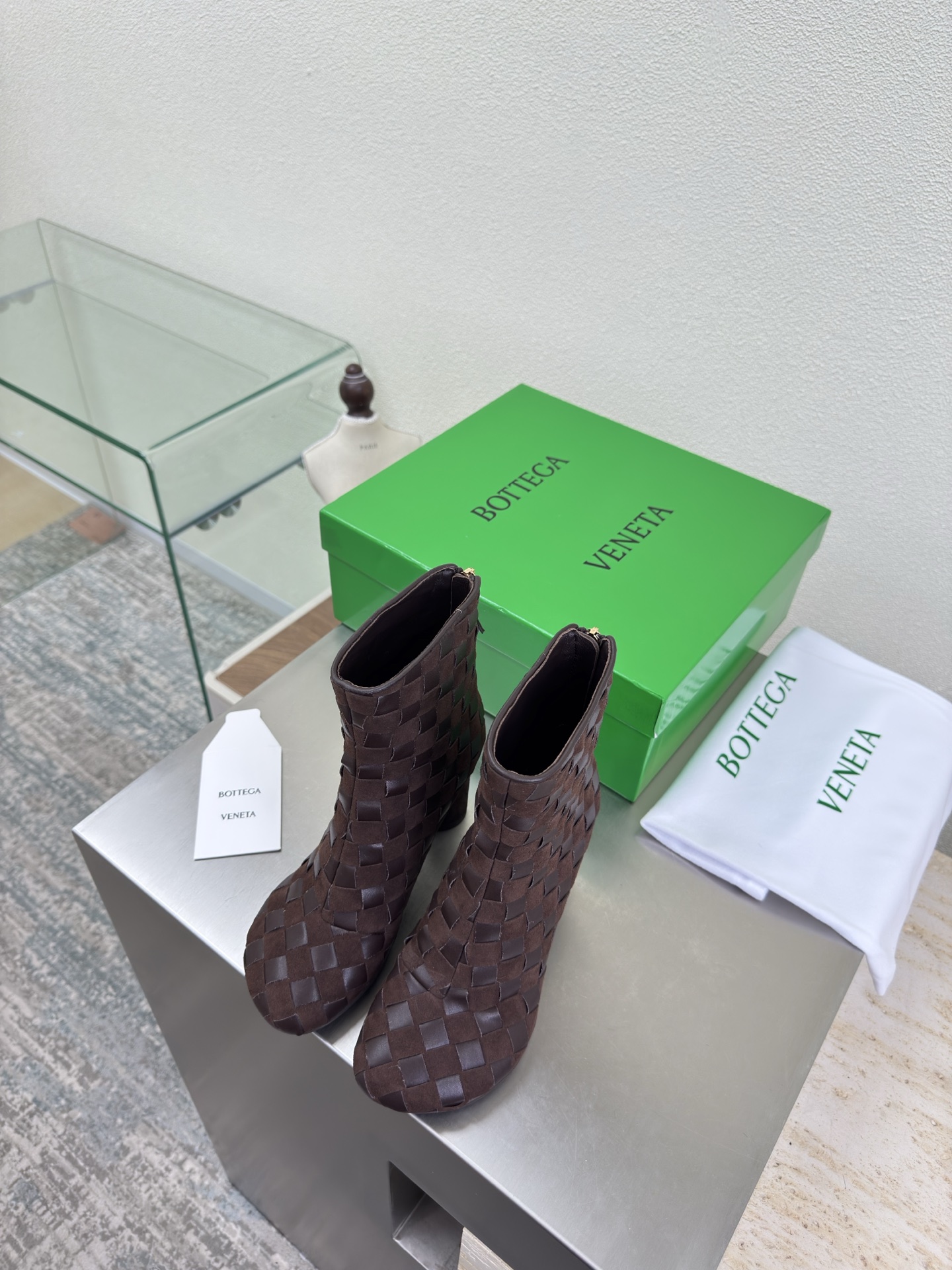 NO:592971,Hand-knitted knitted series BV Atomic series Round heel open-edge vermilion ankle boots Coffee Suede This round toe Wide flat streamlined head shape Another popular trend today Ceiling 5 versatile colors Hand-knitted Exquisite round heel Wrapped fabric Same color heel Leather Carefully designed Never sloppy Durable and comfortable The upper material is the same as the original Soft and smooth Hand-sewn rear zipper closure design Sexy and comfortable Oil edge craftsmanship at the back zipper position  The inner lining of the foot pads is made of sheepskin, which is comfortable and high-end. The outsole is made from the original mold. The same TPU outsole is benchmarked. The original packaging is used. The shoe bag is printed with glue logo technology. The most high-end in the market. Hot melt glue is used to shape the toe and heel. Easy to rebound and not deform. High-heeled series. Packing fabric technology. Italian computer sewing machine is used for the upper stitching. Fine workmanship. Original packaging is used. Three-in-one box. Treat customers sincerely. 35 36 37 38  39 40 41 (4041 customized),boots,bottega veneta,tom ford,boots,sheepskin,chamois leather19860909手工编织 编织系列 BV Atomic系列 圆跟开边朱踝靴  咖啡 麂皮 这款圆头 宽扁的流线头型 当今流行的又一趋势 天花板啦 5彩色百搭 手工编织而成 精致圆形跟 包裹面料 同色跟皮 用心设计 绝不马虎 耐穿舒适 鞋面材质选用同原版 柔软顺滑 手工缝制后拉链开合设计 性感舒适 后拉链位置油边工艺 垫脚内里选用羊皮内里舒适高端 大底选用原版开模 一致的TPU大底 对标对版 选用原版包装 鞋子布袋采用印胶logo工艺 市场最高端 采用热熔胶定型鞋头 后跟 易回弹不变形 高跟系列 包面料工艺 鞋面车线选用意大利电脑针车 做工精细 选用原版包装 三合一盒子 真心对待客人 35 36 37 38 39 40 41（4041 定制）,靴子,bottega veneta,tom ford,boots,sheepskin,chamois leather,Women's Shoes