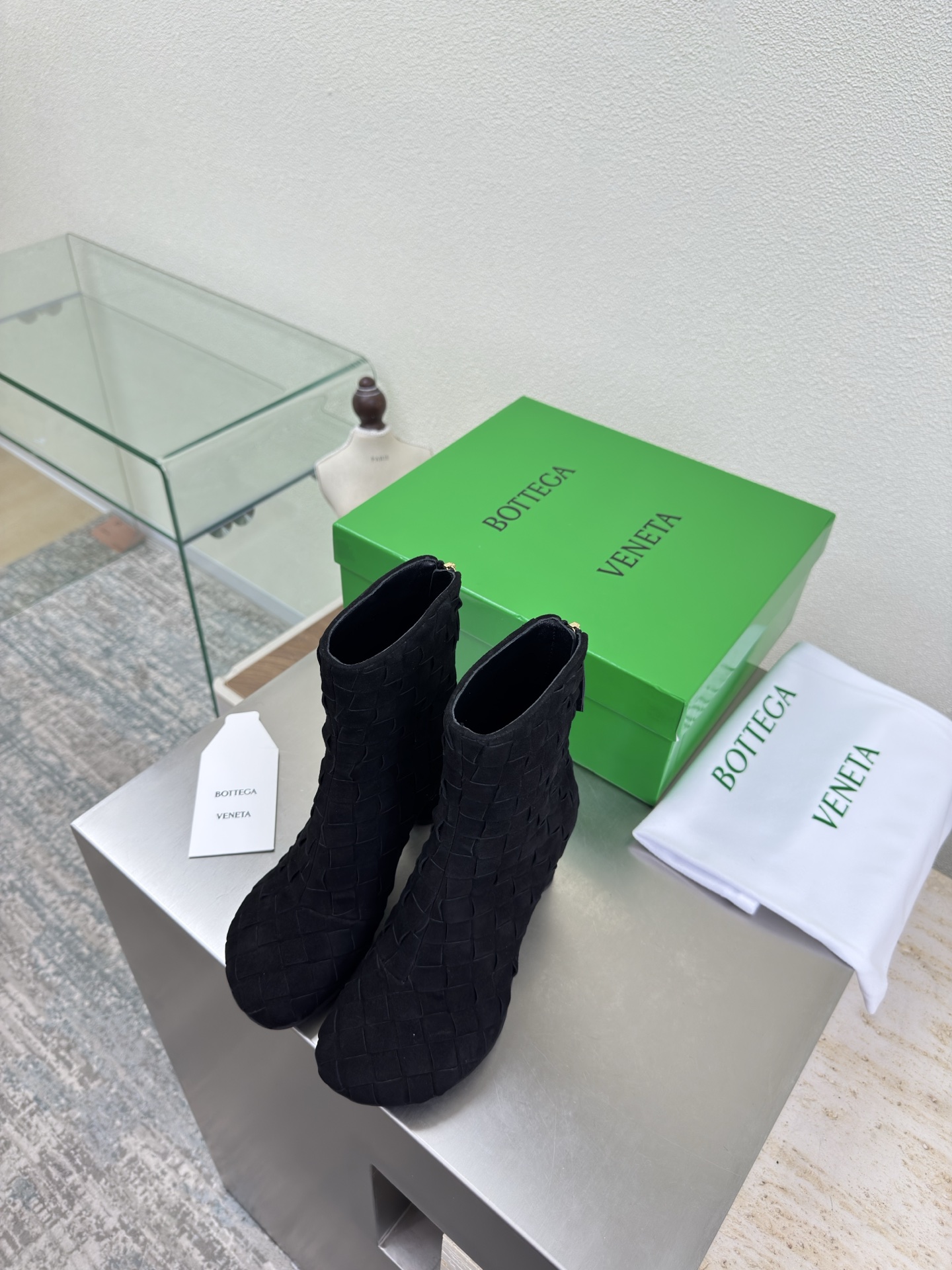 NO:592973,Hand-knitted woven series BV Atomic series Round heel open-edge vermilion ankle boots Black suede This round toe Wide flat streamlined head shape Another popular trend today Ceiling 5 versatile colors Hand-woven Exquisite round heel Wrapped fabric Same color heel Leather Designed with care Not sloppy Durable and comfortable The upper material is the same as the original Soft and smooth Hand-sewn rear zipper closure design Sexy and comfortable Oil edge craftsmanship at the back zipper position  The inner lining of the foot pads is made of sheepskin, which is comfortable and high-end. The outsole is made from the original mold. The same TPU outsole is benchmarked. The original packaging is used. The shoe bag is printed with glue logo technology. The most high-end in the market. Hot melt glue is used to shape the toe and heel. Easy to rebound and not deform. High-heeled series. Packing fabric technology. Italian computer sewing machine is used for the upper stitching. Fine workmanship. Original packaging is used. Three-in-one box. Treat customers sincerely. 35 36 37 38  39 40 41 (4041 customized),boots,bottega veneta,tom ford,boots,sheepskin,chamois leather19860909手工编织 编织系列 BV Atomic系列 圆跟开边朱踝靴  黑色麂皮 这款圆头 宽扁的流线头型 当今流行的又一趋势 天花板啦 5彩色百搭 手工编织而成 精致圆形跟 包裹面料 同色跟皮 用心设计 绝不马虎 耐穿舒适 鞋面材质选用同原版 柔软顺滑 手工缝制后拉链开合设计 性感舒适 后拉链位置油边工艺 垫脚内里选用羊皮内里舒适高端 大底选用原版开模 一致的TPU大底 对标对版 选用原版包装 鞋子布袋采用印胶logo工艺 市场最高端 采用热熔胶定型鞋头 后跟 易回弹不变形 高跟系列 包面料工艺 鞋面车线选用意大利电脑针车 做工精细 选用原版包装 三合一盒子 真心对待客人 35 36 37 38 39 40 41（4041 定制）,靴子,bottega veneta,tom ford,boots,sheepskin,chamois leather,Women's Shoes