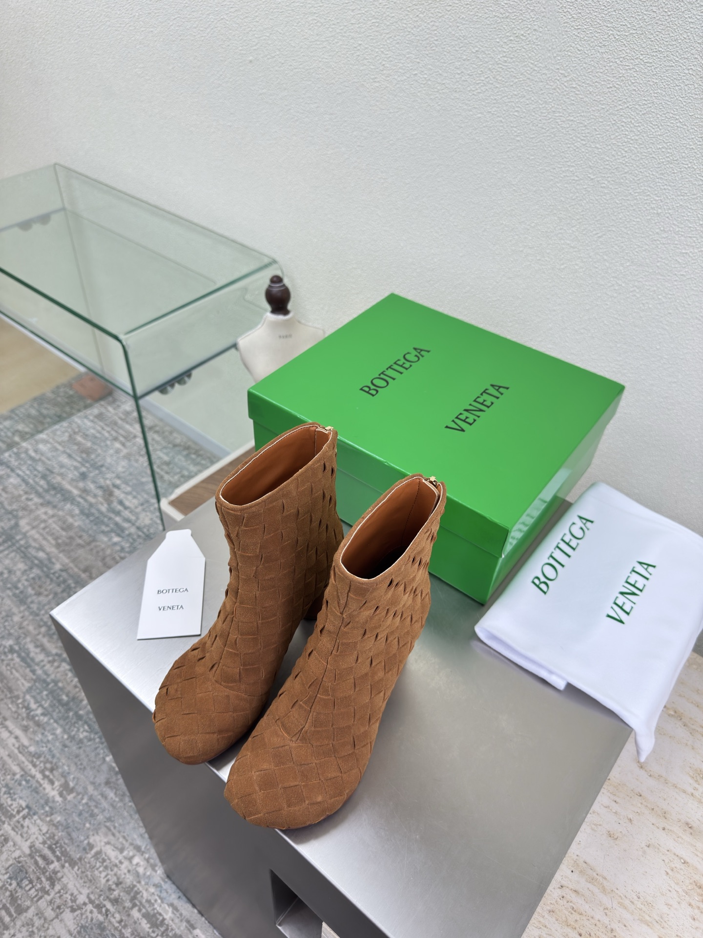 NO:592975,Hand-knitted woven series BV Atomic series Round heel open edge red ankle boots Brown suede This round toe Wide flat streamlined head shape Another popular trend today Ceiling 5 versatile colors Hand-woven Exquisite round heel Wrapped fabric Same color heel leather Designed with care No sloppiness Durable and comfortable The upper material is the same as the original Soft and smooth Hand-sewn rear zipper closure design Sexy and comfortable Oil edge craftsmanship at the back zipper position  The inner lining of the foot pads is made of sheepskin, which is comfortable and high-end. The outsole is made from the original mold. The same TPU outsole is benchmarked. The original packaging is used. The shoe bag is printed with glue logo technology. The most high-end in the market. Hot melt glue is used to shape the toe and heel. Easy to rebound and not deform. High-heeled series. Packing fabric technology. Italian computer sewing machine is used for the upper stitching. Fine workmanship. Original packaging is used. Three-in-one box. Treat customers sincerely. 35 36 37 38  39 40 41 (4041 customized),boots,bottega veneta,tom ford,boots,sheepskin,chamois leather19860909手工编织 编织系列 BV Atomic系列 圆跟开边朱踝靴  棕色麂皮 这款圆头 宽扁的流线头型 当今流行的又一趋势 天花板啦 5彩色百搭 手工编织而成 精致圆形跟 包裹面料 同色跟皮 用心设计 绝不马虎 耐穿舒适 鞋面材质选用同原版 柔软顺滑 手工缝制后拉链开合设计 性感舒适 后拉链位置油边工艺 垫脚内里选用羊皮内里舒适高端 大底选用原版开模 一致的TPU大底 对标对版 选用原版包装 鞋子布袋采用印胶logo工艺 市场最高端 采用热熔胶定型鞋头 后跟 易回弹不变形 高跟系列 包面料工艺 鞋面车线选用意大利电脑针车 做工精细 选用原版包装 三合一盒子 真心对待客人 35 36 37 38 39 40 41（4041 定制）,靴子,bottega veneta,tom ford,boots,sheepskin,chamois leather,Women's Shoes