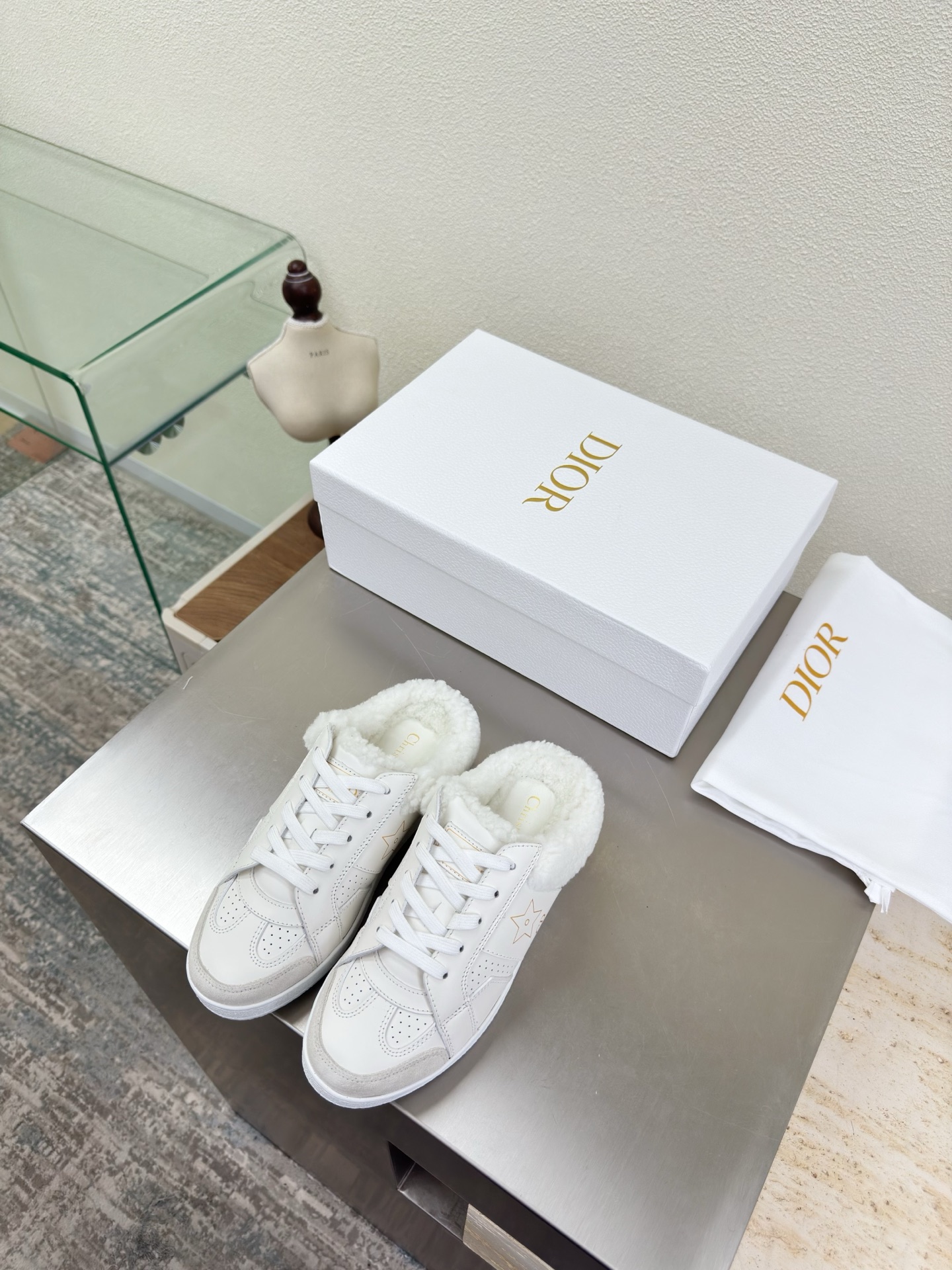 NO:593768,Thin-soled wool half-flops Dior thin-soled sports shoes Same as the original version White with white outsole First-layer cowhide Full of texture Calfskin Upgraded shoe shape to the ultimate foot feel Super beautiful This year's essential fashion item D-DOLL series of classic pearl accessories are fashionable and versatile, full of girly feel More than a little happy Outsole One-piece molding The original outsole is printed with the brand logo, and the decoration is a little bit of fashion. Five-star outsole Same as the original size Female  35 36 37 38 39 40 41 Women’s 40 41 Customized size with original packaging, half-shoes, dior, sneakers, cowhide19860909薄底 羊毛半拖 Dior 薄底 运动鞋 原版一致 白色 搭配白色大底 头层牛皮  质感满满 小牛皮 鞋型升级到极致脚感 超级美 今年必不可少的时尚单品 D-DOLL系列经典珍珠配饰时髦又百搭,少女感十足 欣喜不止一点点 大底 一体成型  原版大底印有品牌logo,装饰搭配有一点点小时装.   五星 大底 原版一致  码数 女 35 36 37 38 39 40 41  女40 41 定做码数 配原版包装,半拖毛毛鞋,dior,sneakers,cowhide,Women's Shoes