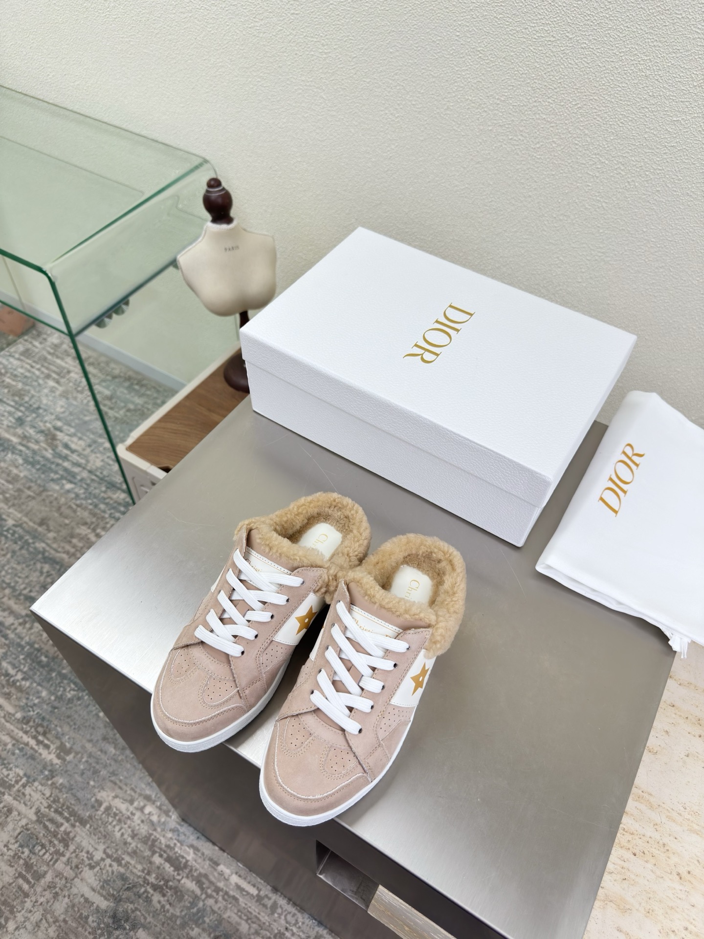 NO:593770,Thin-soled wool half-flops Dior thin-soled sports shoes Same as the original version Apricot pink with white outsole First-layer cow suede Full of texture Calfskin Upgraded shoe shape to the ultimate foot feel Super beautiful This year's essential fashion item D-DOLL series of classic pearl accessories are fashionable and versatile, full of girly feel More than a little happy Outsole One-piece molding The original outsole is printed with the brand logo, and the decoration is matched with a little fashion. Five-star outsole Same as the original size  Female 35 36 37 38 39 40 41 Female 40 41 Customized size. Comes with original packaging, half-shoes, dior, sneakers, cowhide19860909薄底 羊毛半拖 Dior 薄底 运动鞋 原版一致 杏粉色 搭配白色大底 头层牛反绒皮  质感满满 小牛皮 鞋型升级到极致脚感 超级美 今年必不可少的时尚单品 D-DOLL系列经典珍珠配饰时髦又百搭,少女感十足 欣喜不止一点点 大底 一体成型  原版大底印有品牌logo,装饰搭配有一点点小时装.   五星 大底 原版一致  码数 女 35 36 37 38 39 40 41  女40 41 定做码数 配原版包装,半拖毛毛鞋,dior,sneakers,cowhide,Women's Shoes