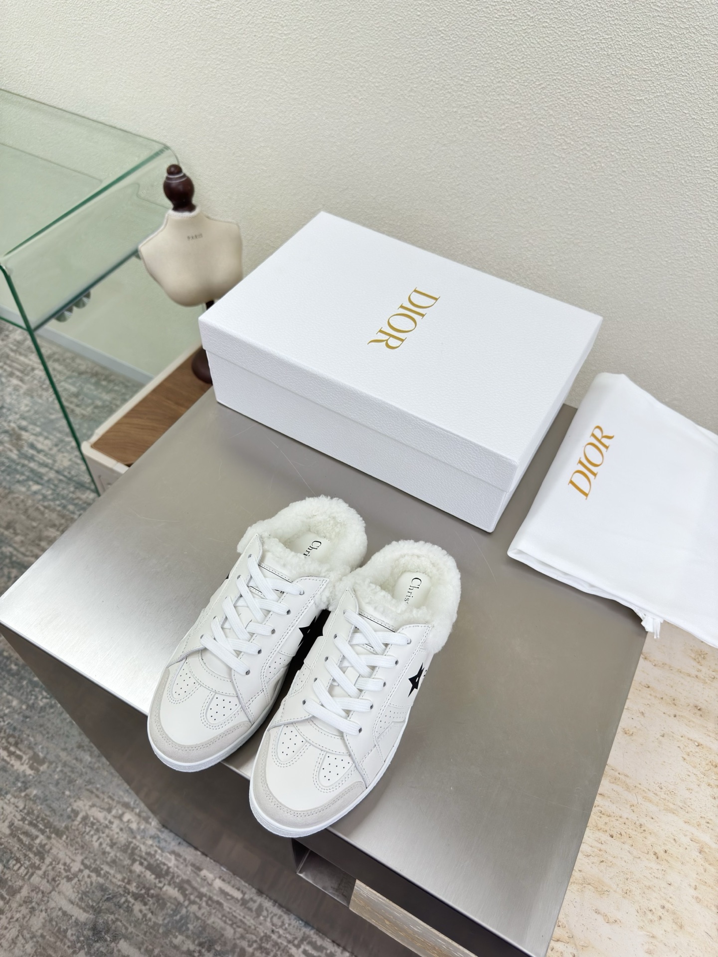 NO:593773,Thin-soled wool half-flops Dior thin-soled sneakers are the same as the original version. White face with black logo. Paired with white outsole. First-layer cowhide. Full texture. Calf leather. The shoe shape is upgraded to the ultimate foot feel. Super beautiful. This year's essential fashion item. The D-DOLL series of classic pearl accessories are fashionable and versatile, full of girly feeling. I am more than a little happy. The outsole is one-piece. The original outsole is printed with the brand logo and is decorated with a little bit of fashion. Five-star outsole is the same as the original version.  Size Women 35 36 37 38 39 40 41 Women 40 41 Customized size Comes with original packaging, half-shoes, dior, sneakers, cowhide19860909薄底 羊毛半拖 Dior 薄底 运动鞋 原版一致 白面黑字logo 搭配白色大底 头层牛皮  质感满满 小牛皮 鞋型升级到极致脚感 超级美 今年必不可少的时尚单品 D-DOLL系列经典珍珠配饰时髦又百搭,少女感十足 欣喜不止一点点 大底 一体成型  原版大底印有品牌logo,装饰搭配有一点点小时装.   五星 大底 原版一致  码数 女 35 36 37 38 39 40 41  女40 41 定做码数 配原版包装,半拖毛毛鞋,dior,sneakers,cowhide,Women's Shoes