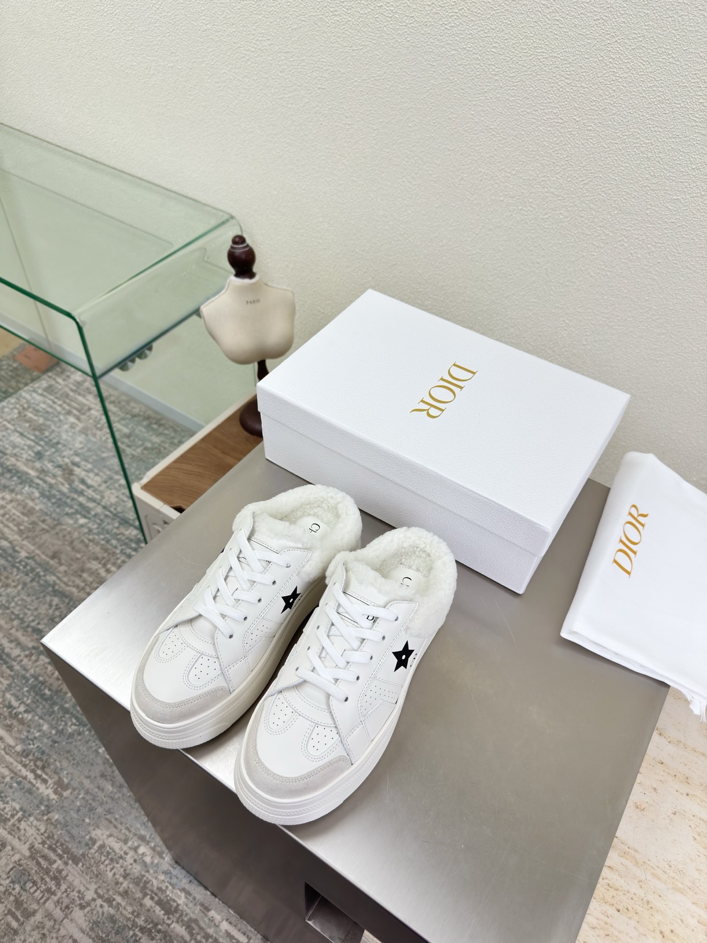 NO:593755,Thick sole wool half-flops Dior thin-soled sneakers Same as the original version White black logo with white outsole First-layer cowhide Full of texture Calf leather The shoe shape is upgraded to the ultimate foot feel Super beautiful This year's essential fashion item D-DOLL series of classic pearl accessories are fashionable and versatile, full of girly feeling More than a little bit happy Outsole One-piece molding The original outsole is printed with the brand logo, and the decoration is matched with a little fashion. Five-star outsole Same size as the original version  Female 35 36 37 38 39 40 41 Female 40 41 Customized size. Comes with original packaging, half-shoes, dior, sneakers, cowhide19860909厚底 羊毛半拖 Dior 薄底 运动鞋 原版一致 白色黑字logo 搭配白色大底 头层牛皮  质感满满 小牛皮 鞋型升级到极致脚感 超级美 今年必不可少的时尚单品 D-DOLL系列经典珍珠配饰时髦又百搭,少女感十足 欣喜不止一点点 大底 一体成型  原版大底印有品牌logo,装饰搭配有一点点小时装.   五星 大底 原版一致  码数 女 35 36 37 38 39 40 41  女40 41 定做码数 配原版包装,半拖毛毛鞋,dior,sneakers,cowhide,Women's Shoes