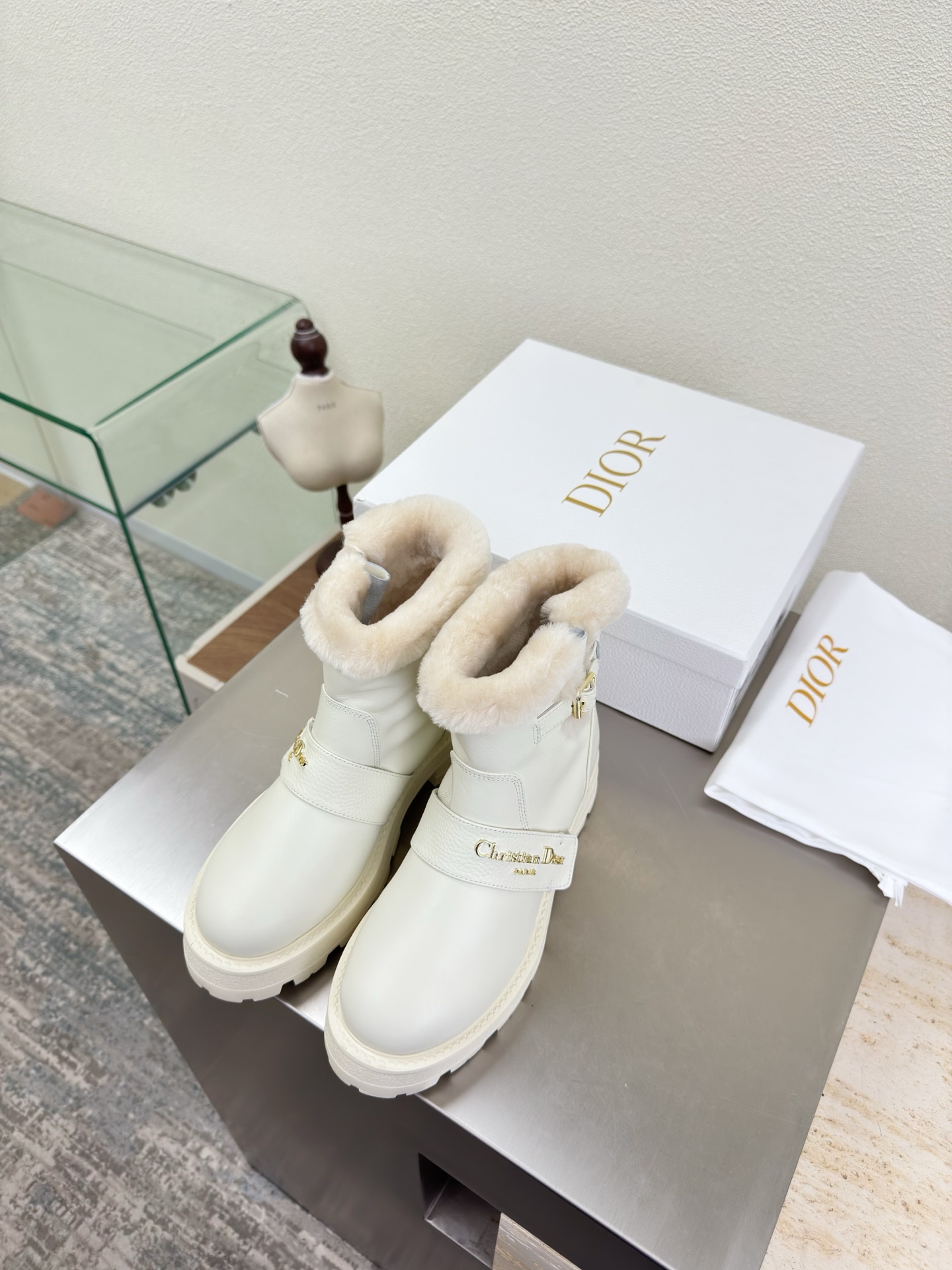 NO:593764,Slip-on wool short boots Dior is the same as the original version. White with white outsole. First-layer cowhide. Full texture. Calf leather. The shoe shape is upgraded to the ultimate foot feel. Super beautiful. This year's essential fashion item. The D-DOLL series of classic pearl accessories are fashionable and versatile, full of girly feeling. I am more than a little happy. The outsole is one-piece. The original outsole is printed with the brand logo, and the decoration is a little bit fashionable. Five-star outsole. The original version is the same. Size female 35  36 37 38 39 40 41 Female 40 41 Customized size with original packaging, snow boots, dior, boots, cowhide19860909一脚蹬 羊毛短靴 Dior  原版一致 白色 搭配白色大底 头层牛皮  质感满满 小牛皮 鞋型升级到极致脚感 超级美 今年必不可少的时尚单品 D-DOLL系列经典珍珠配饰时髦又百搭,少女感十足 欣喜不止一点点 大底 一体成型  原版大底印有品牌logo,装饰搭配有一点点小时装.   五星 大底 原版一致  码数 女 35 36 37 38 39 40 41  女40 41 定做码数 配原版包装,雪地靴,dior,boots,cowhide,Women's Shoes