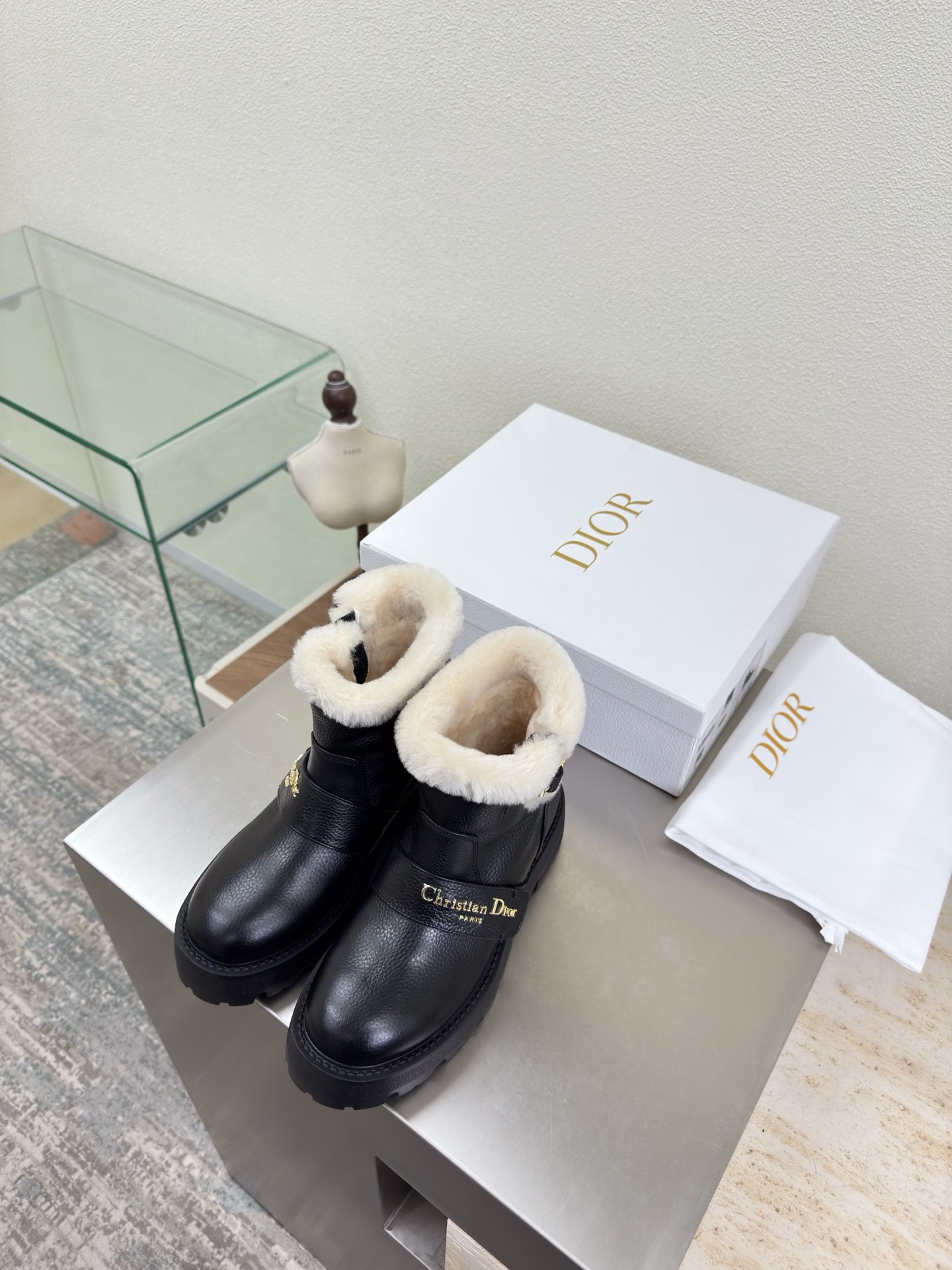 NO:593766,Slip-on wool short boots Dior Same as the original version Tumbled cowhide Black with black outsole First-layer cowhide Full of texture Calfskin The shoe shape is upgraded to the ultimate foot feel Super beautiful This year's essential fashion item D-DOLL series of classic pearl accessories are fashionable and versatile, full of girly feeling I am more than a little happy Outsole One-piece molding The original outsole is printed with the brand logo, and the decoration is matched with a little bit of fashion. Five-star outsole Same as the original size Female  35 36 37 38 39 40 41 Female 40 41 Customized size with original packaging, snow boots, dior, boots, cowhide19860909一脚蹬 羊毛短靴 Dior  原版一致 摔纹牛皮 黑色 搭配黑色大底 头层牛皮  质感满满 小牛皮 鞋型升级到极致脚感 超级美 今年必不可少的时尚单品 D-DOLL系列经典珍珠配饰时髦又百搭,少女感十足 欣喜不止一点点 大底 一体成型  原版大底印有品牌logo,装饰搭配有一点点小时装.   五星 大底 原版一致  码数 女 35 36 37 38 39 40 41  女40 41 定做码数 配原版包装,雪地靴,dior,boots,cowhide,Women's Shoes