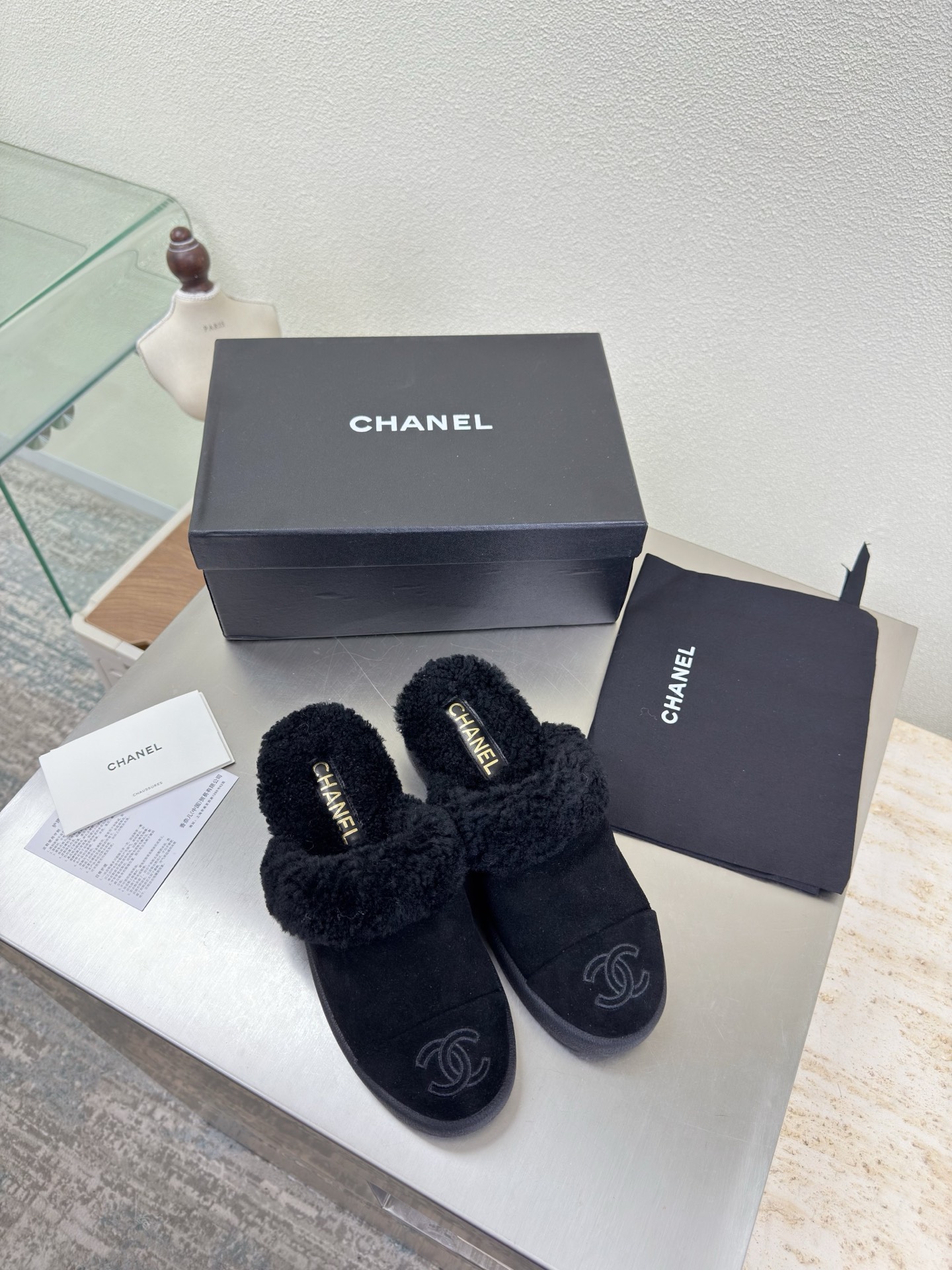 NO:593760,Thick-soled wool slippers, color matching material, wool-lined slippers, Xiaoxiang, high quality and good price, embroidered logo blessing, comfortable and classy, black cow suede, full of texture, cream style, classic round toe thick sole design, super comfortable, clearly visible logo, elegant, lambskin lining on the inside, clear foot logo, not tiring feet, steel stamped brand logo, benchmarking, pursuit of quality, outsole is consistent with the original version, thick sole, full of texture 35 36  37 38 39 40 41 (40 41 customized) with original packaging, exquisite ribbon, camellia, half drag, slippers, sheepskin19860909厚底羊毛拖鞋 拼色材质 羊毛里拖鞋 小香 质优价优  刺绣 logo 加持 舒适有范 黑色牛反绒 质感满满 奶油风格 经典圆头厚底设计 超舒适   logo清晰可见  优雅 内里选用小羊皮内里 垫脚logo清晰  不累脚 钢印品牌logo 对标对版 追求品质 大底选用原版一致  厚底 质感满满  35 36 37 38 39 40 41（40 41 定制） 搭配原版包装 精致丝带 山茶花,半拖,slippers,sheepskin,Women's Shoes